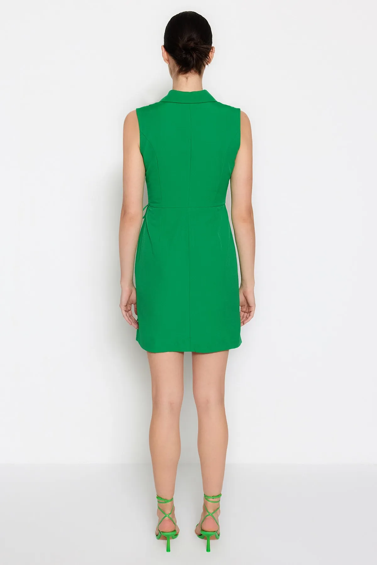 Trendyol Collection  Grünes Mini-Jackenkleid in A-Linie/Glockenform mit Bindedetail TWOSS23EL01508