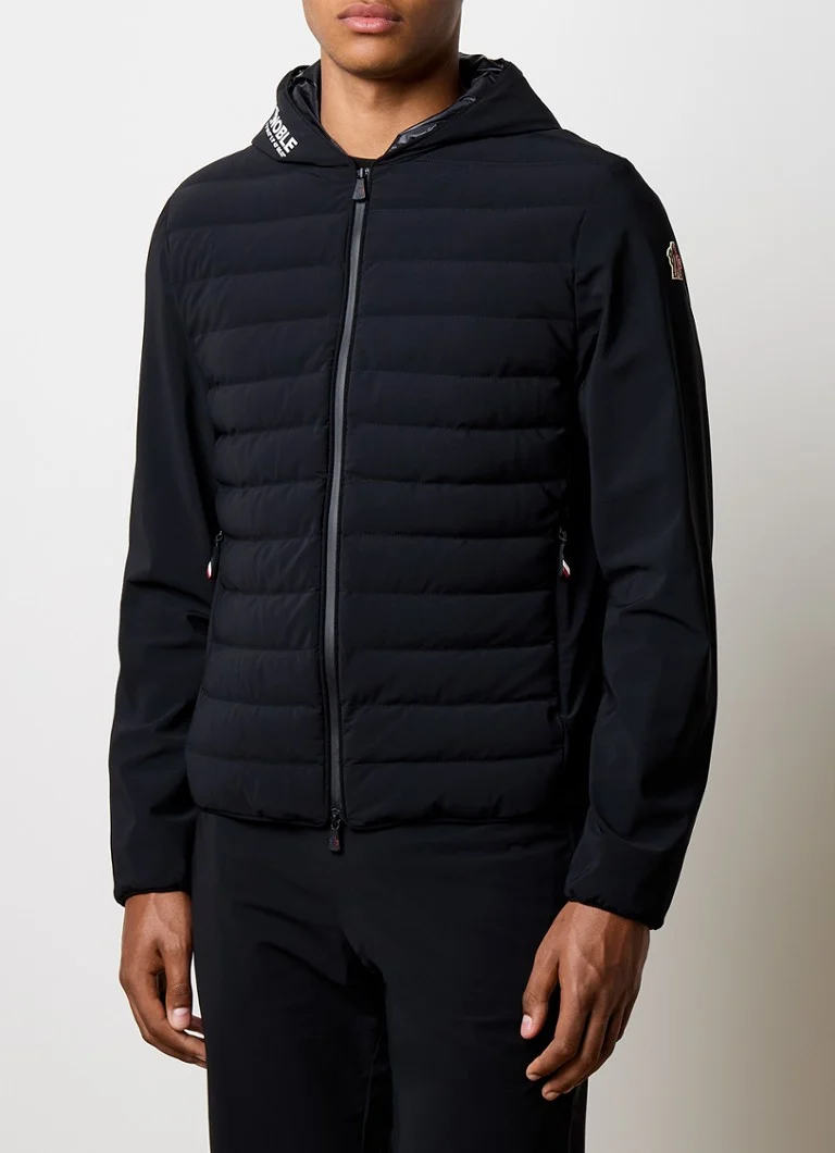 Jachetă matlasată Moncler cu glugă și buzunare cu fermoar.