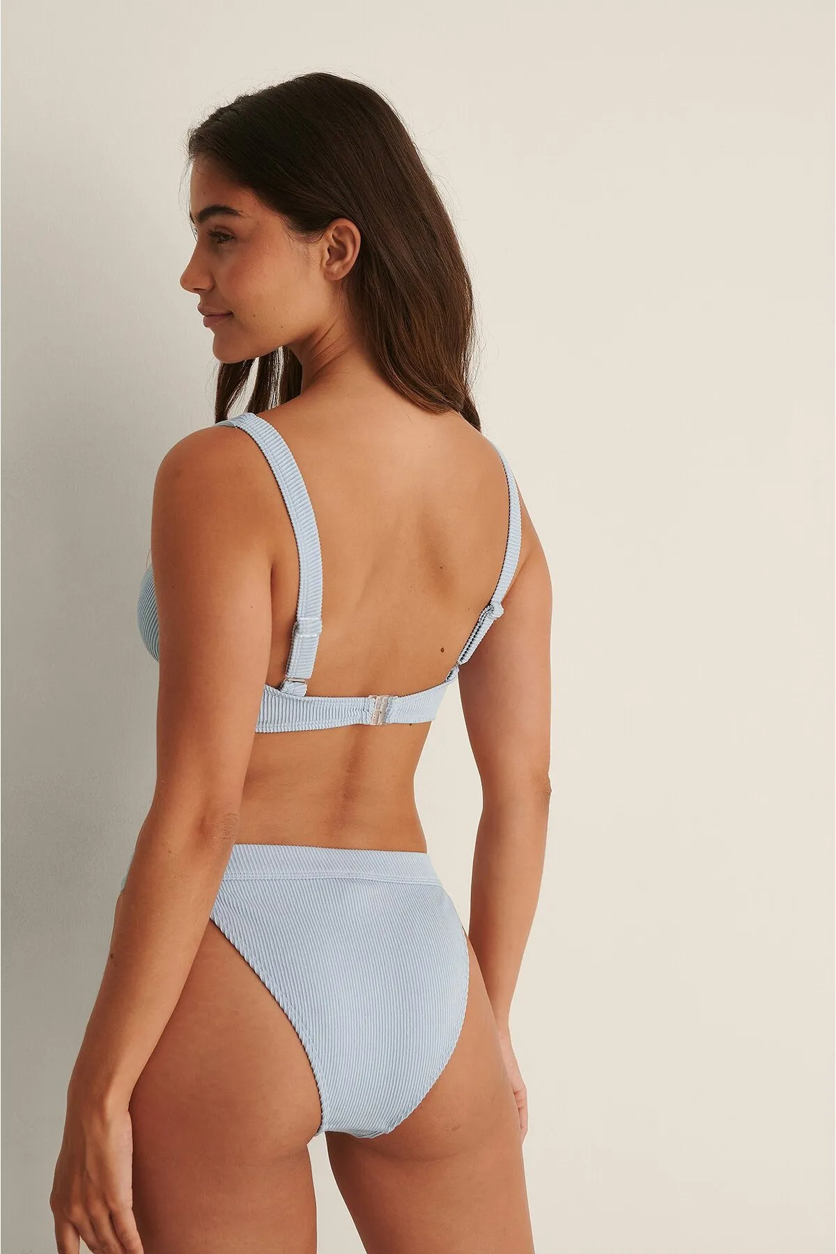 NA-KD  Geripptes, breites, elastisches Bikini-Höschen mit hohem Schnitt