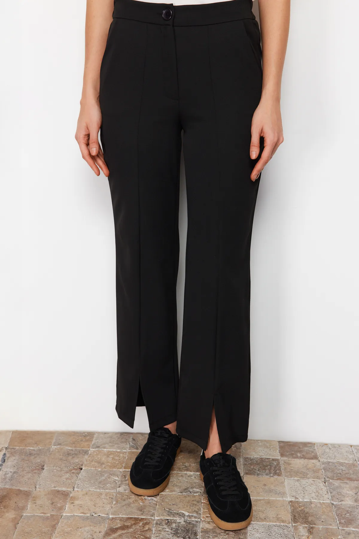 Trendyol Modest  Schwarze gewebte Hose mit hohem Bund und Schlitz und detaillierten Taschen TCTSS22PL0367