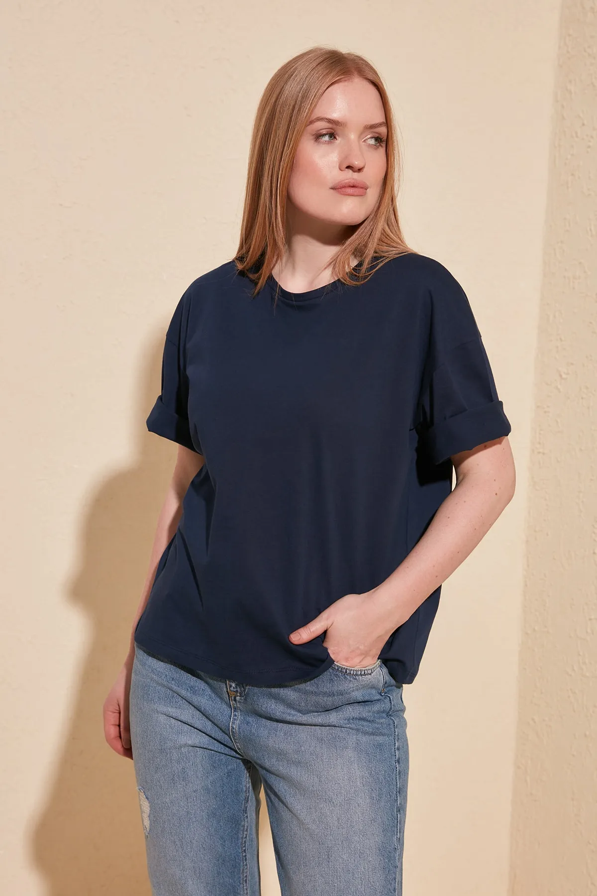 Trendyol Collection  Marineblaues Strick-T-Shirt aus 100 % Baumwolle mit Stickerei auf der Rückseite, entspannter/weiter, entspannter Schnitt und Rundhalsausschnitt TWOSS20TS0121