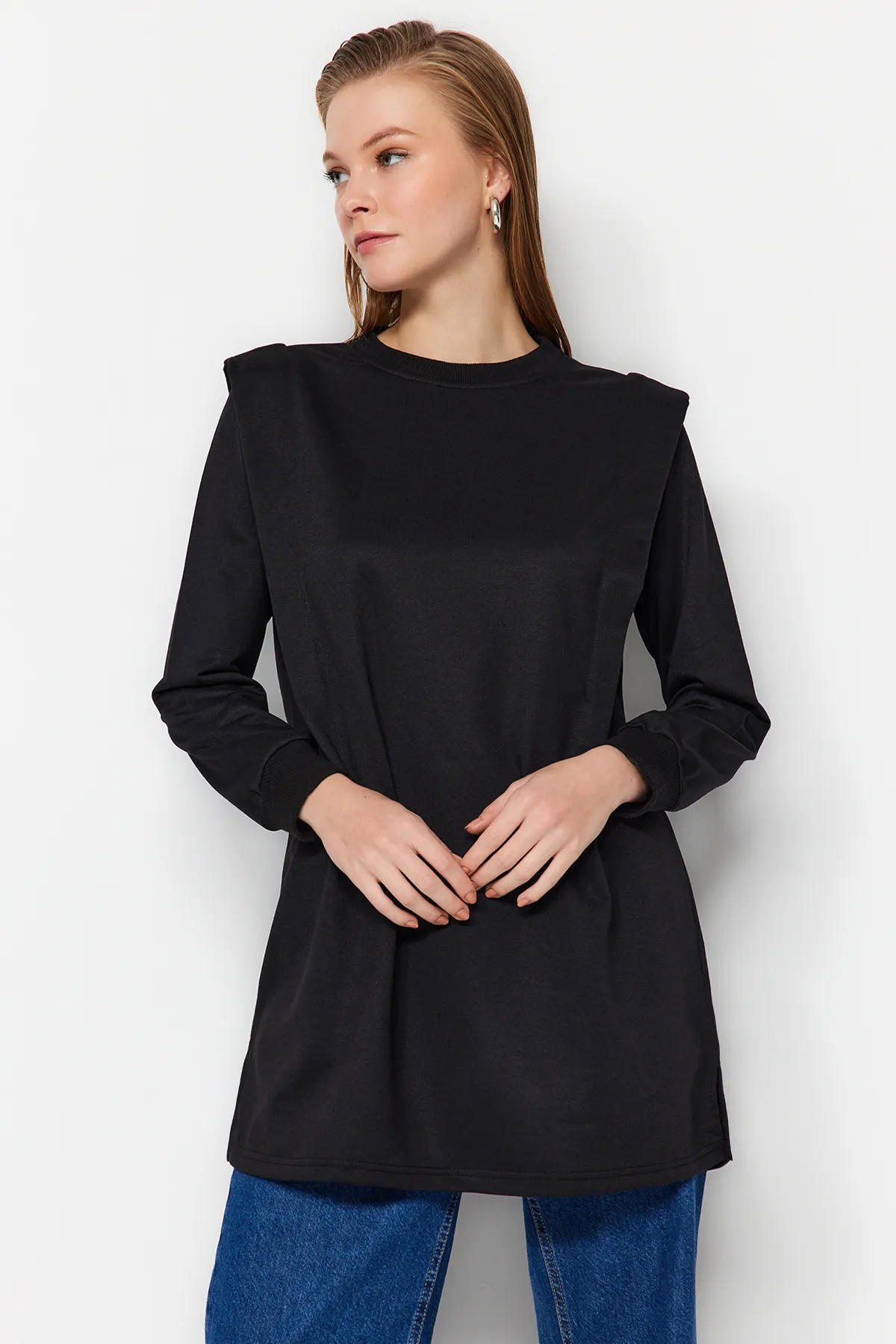 Trendyol Modest  Schwarzes, wattiertes Strick-Sweatshirt TCTAW23TW00250