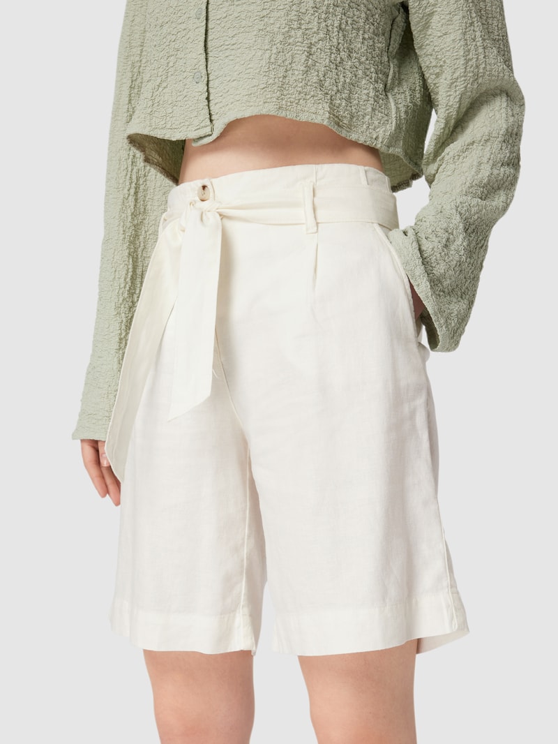 Bermudas mit Stoffgürtel in offwhite