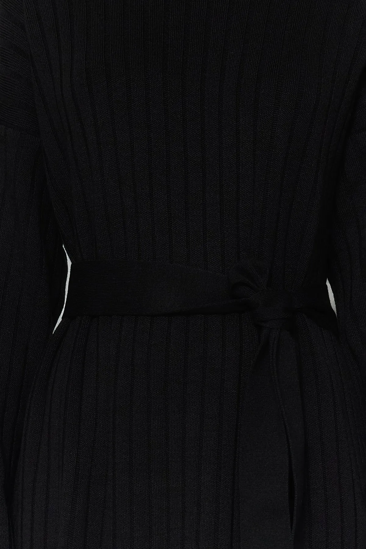 Trendyol Modest  Schwarzes Rippstrickkleid mit Gürtel TCTAW24EB00008