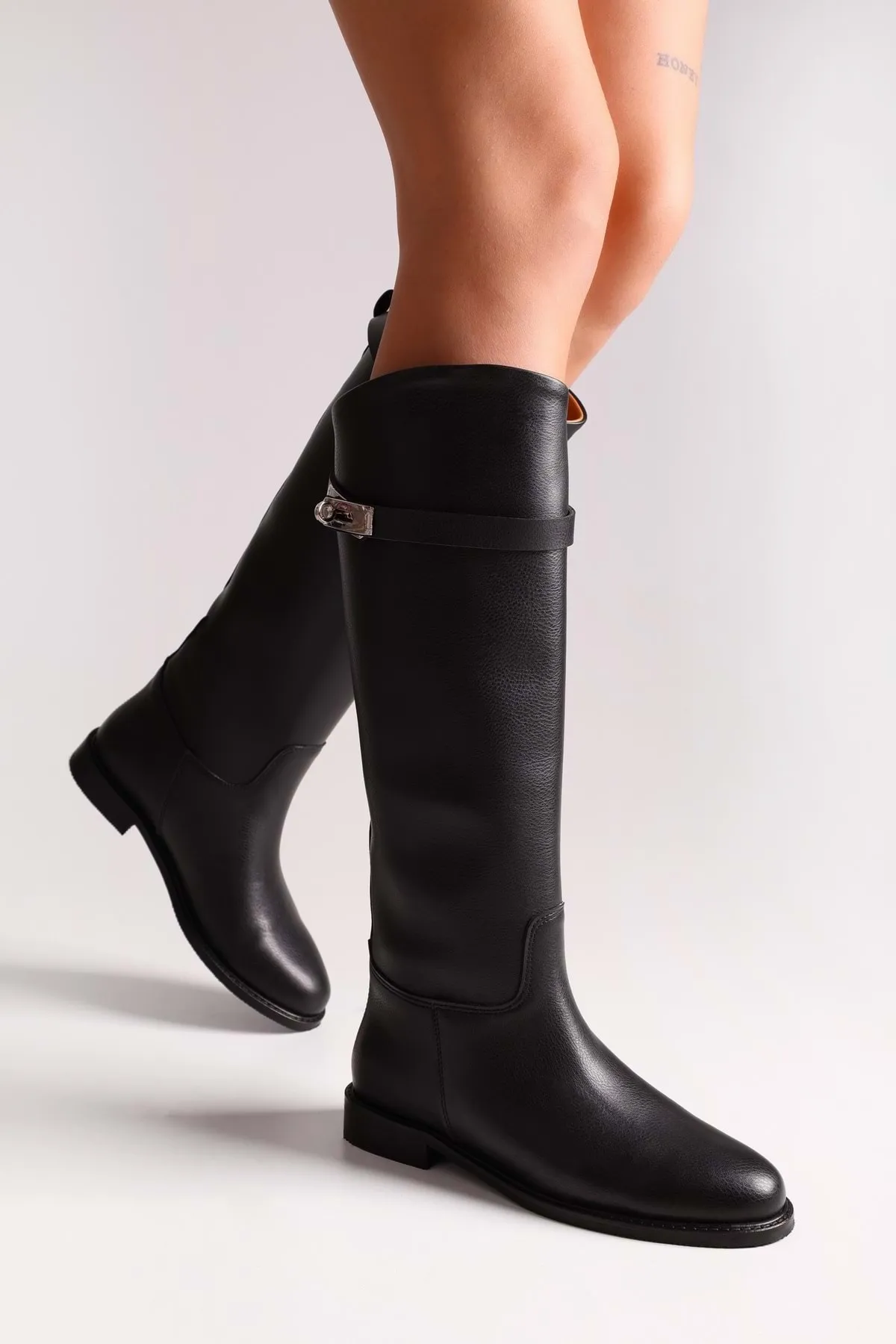 Shoeberry  Damen-Reitstiefel Larissa aus schwarzem Leder mit Schnallen. Schwarzes Leder