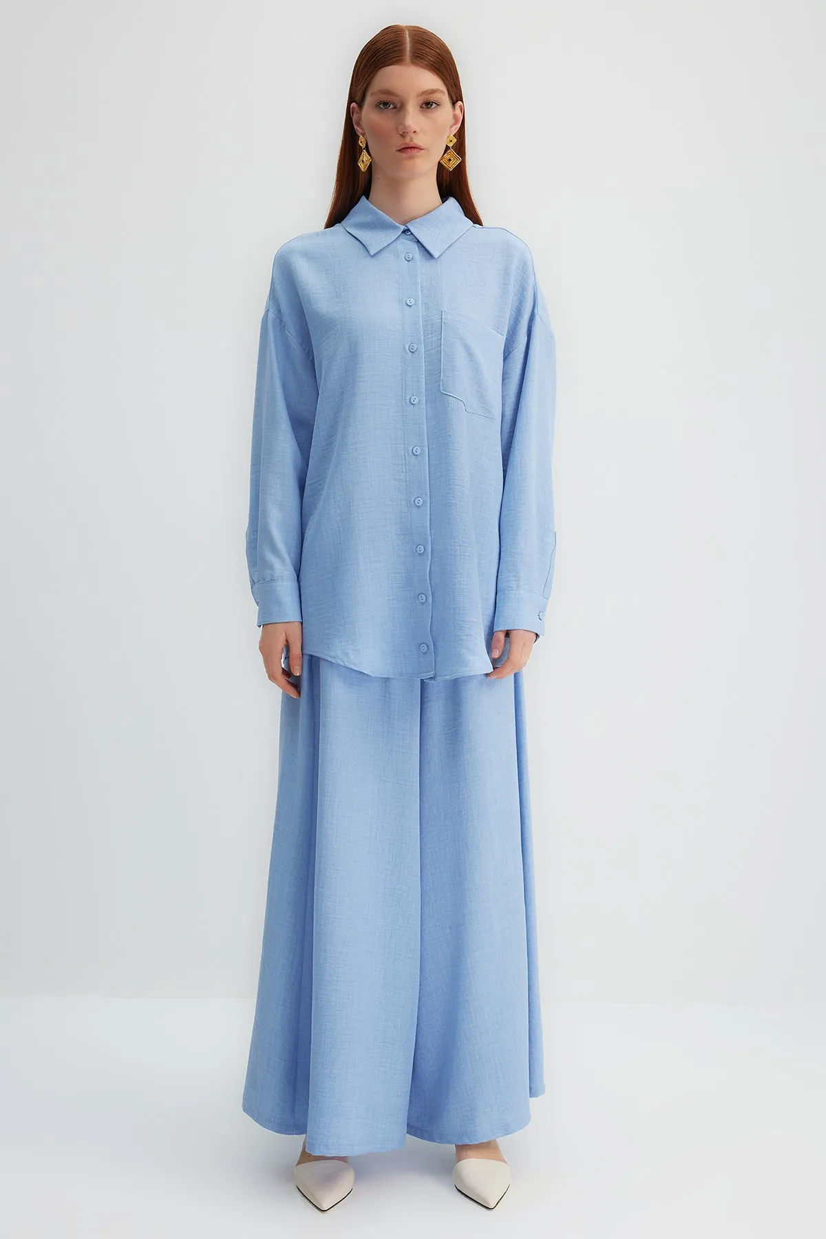 Trendyol Modest  X Kevser Sarıoglu Blaues gewebtes Hemd-Hosen-Set mit weitem Bein TCLSS23US00001