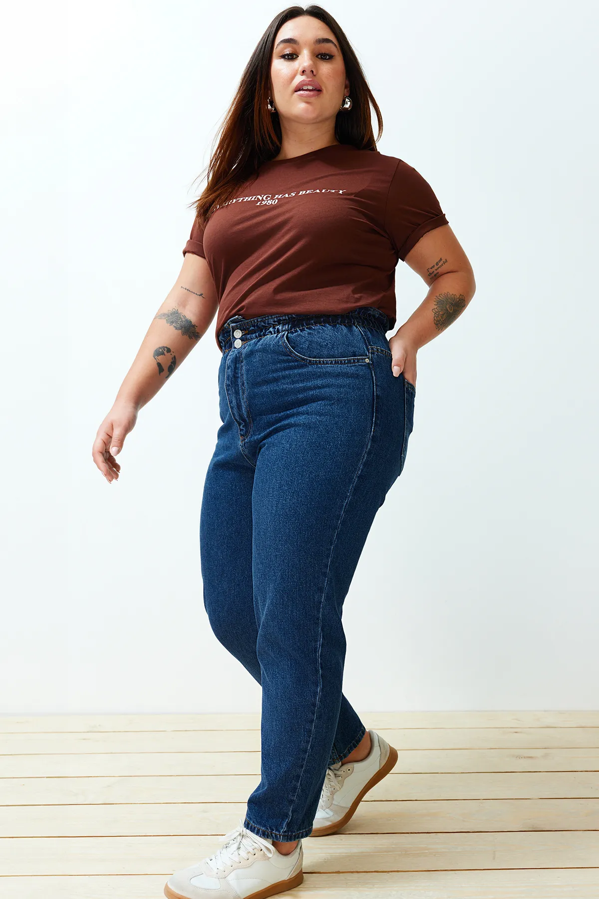 Trendyol Curve  Blaue Mom-Jeans mit hoher Taille und elastischem Bund TBBAW23JE00002
