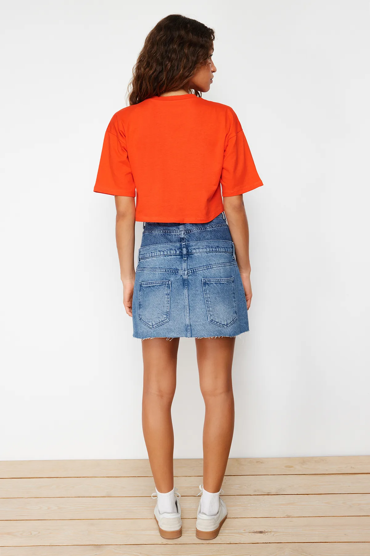 Trendyol Collection  Hochwertiges rotes Kurzstrick-T-Shirt aus 100 % Baumwolle TWOSS23TS00038