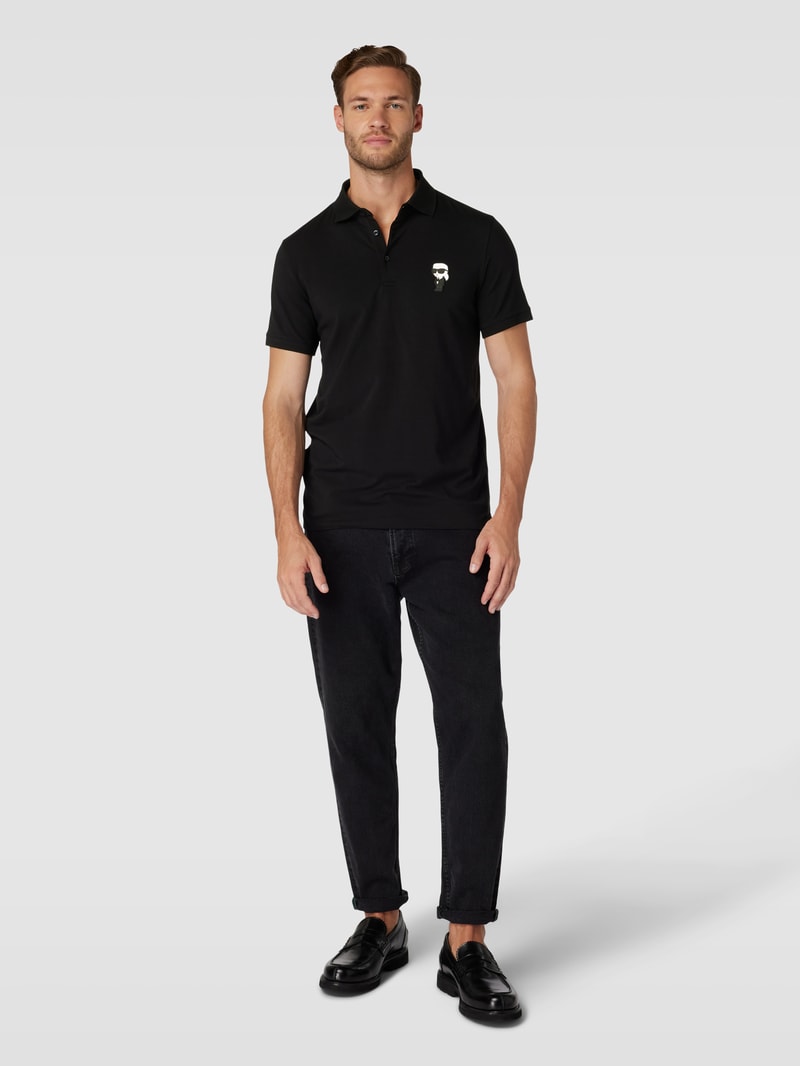 Poloshirt mit Motiv-Patch in schwarz