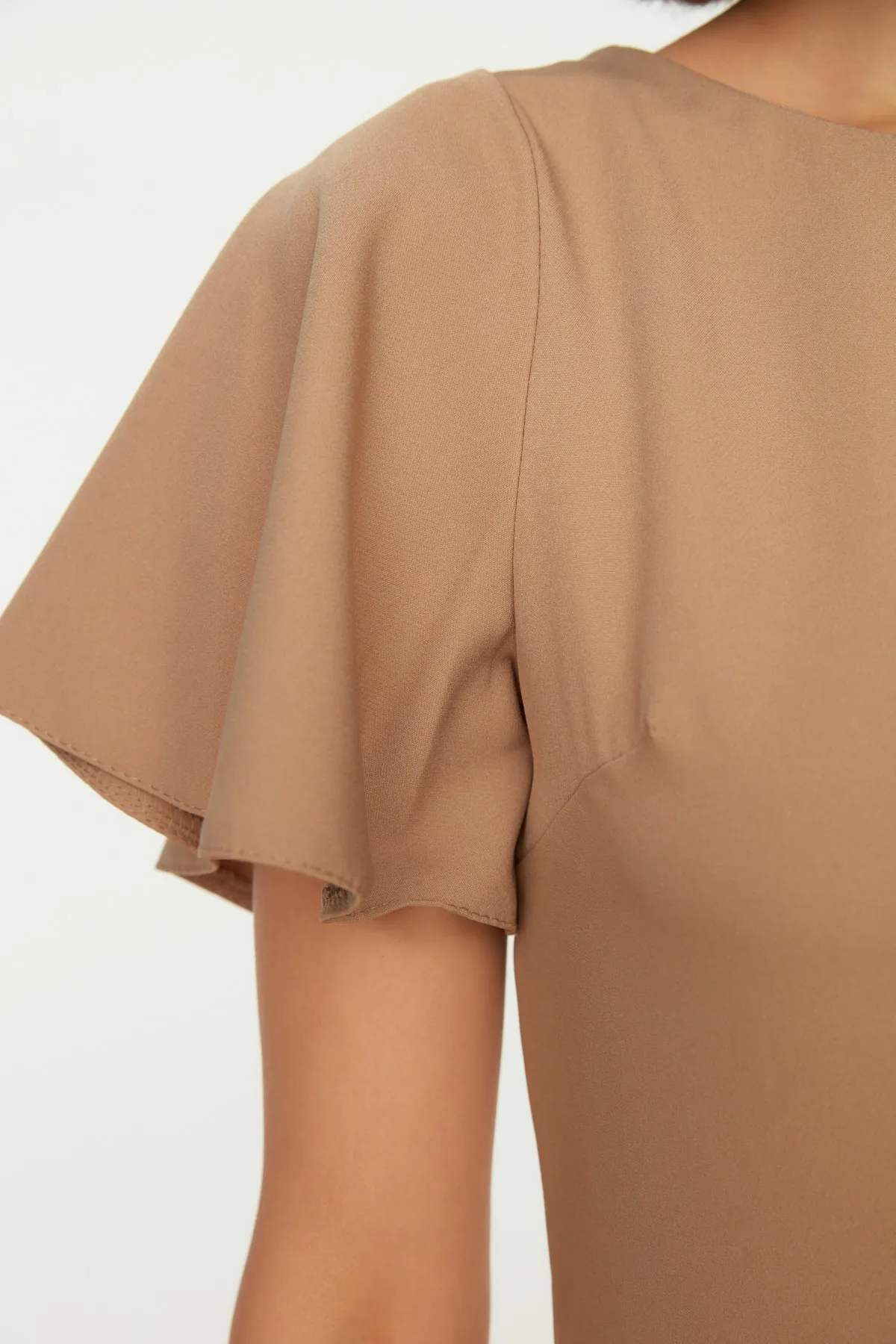 Trendyol Collection  Nerzfarbenes, figurbetontes Midikleid mit gewebtem Volant TWOSS20EL1342