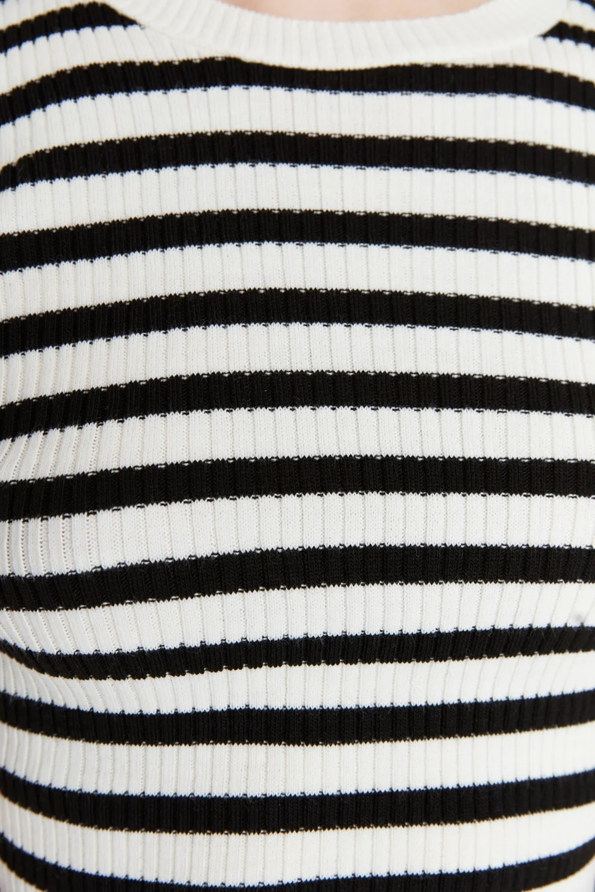 Trendyol Collection  Ecrufarbenes Basic-T-Shirt aus gestreiftem Strick TWOSS20KZ0075
