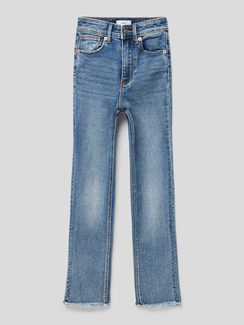 Jeans mit ausgefransten Abschlüssen in hellblau