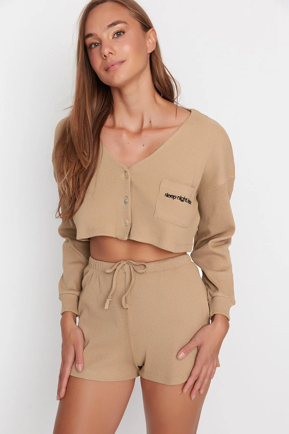 Trendyol Collection  Beige gestricktes Pyjama-Set mit Strickjacke und Shorts aus Cord-Baumwolle mit Stickerei THMAW22PT0229