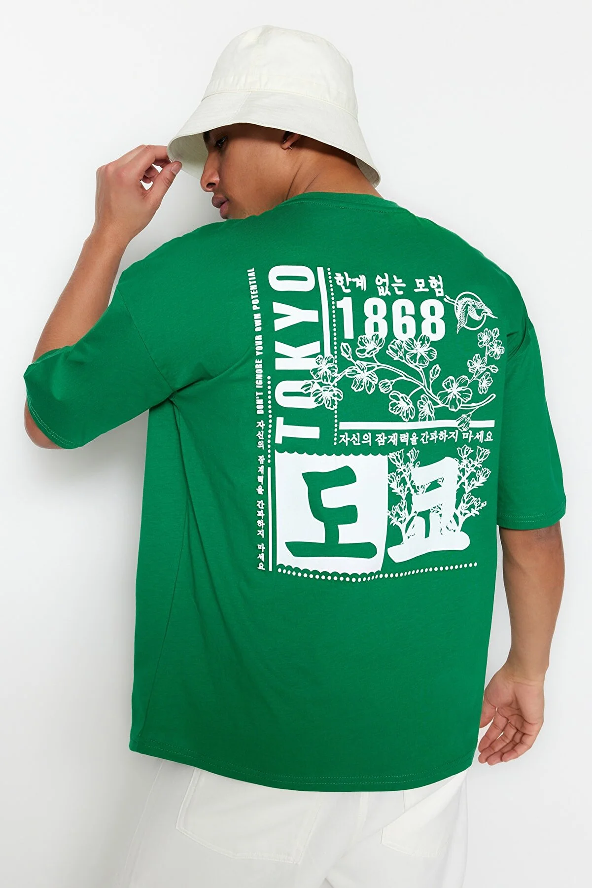Trendyol Collection  Grünes, übergroßes/weit geschnittenes, kurzärmliges T-Shirt aus 100 % Baumwolle mit fernöstlichem Aufdruck TMNSS23TS00170