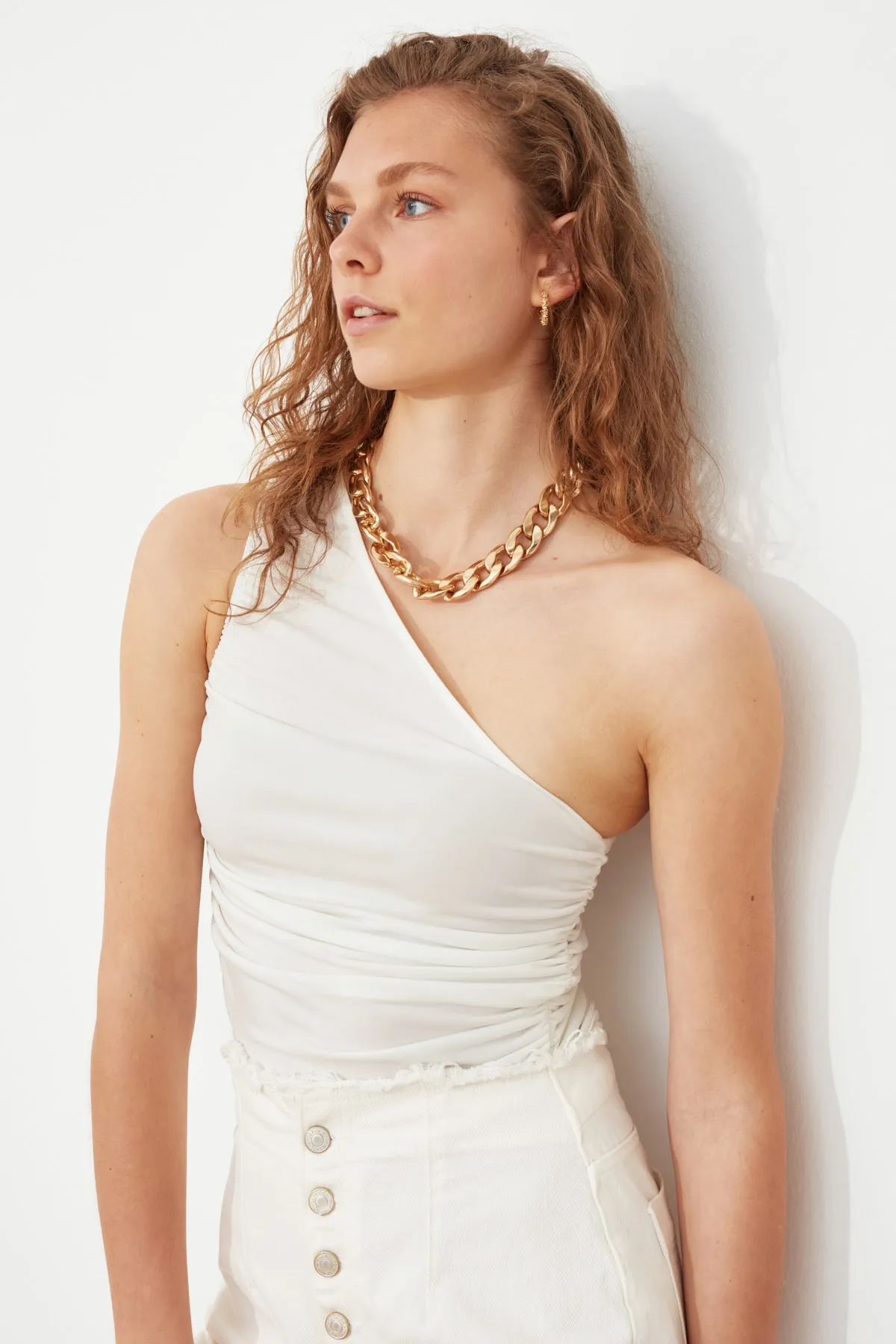 Trendyol Collection  Ecru geraffte, eng anliegende, dehnbare One-Shoulder-Strickbluse TWOSS21BZ0590