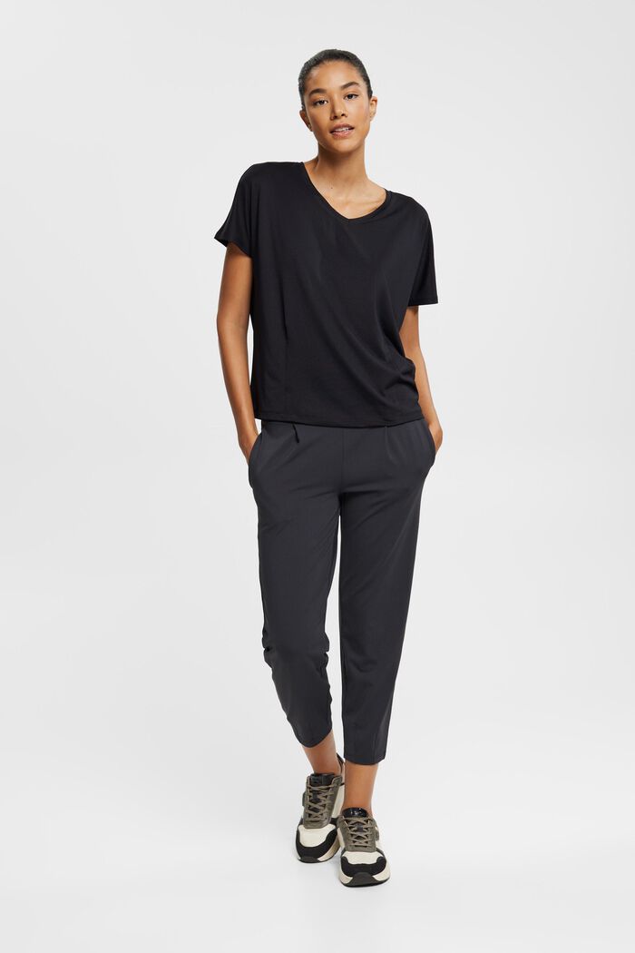 Active-T-Shirt mit V-Ausschnitt und E-DRY