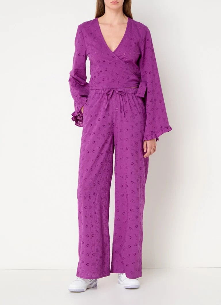 Elegante top avvolgente con ricami.