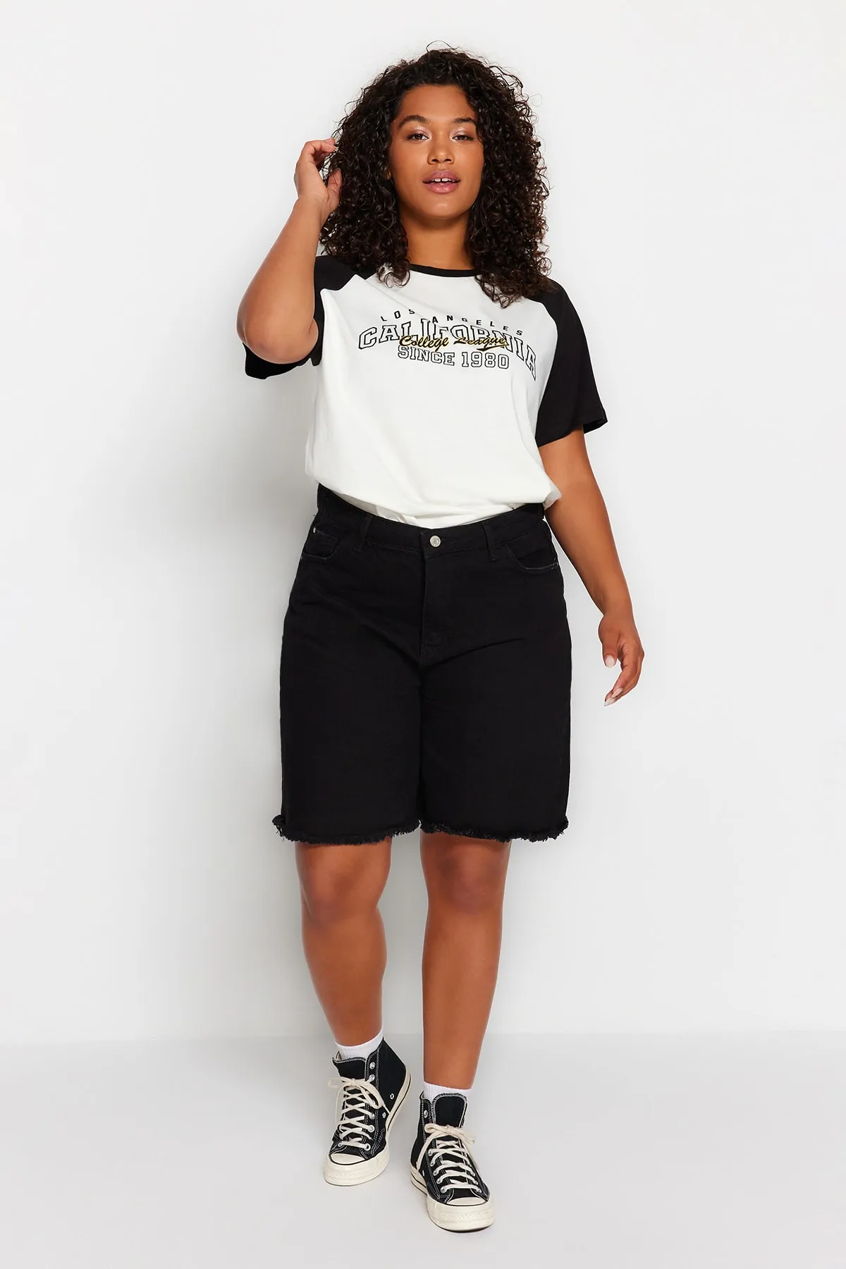 Trendyol Curve  Schwarze Jeansshorts mit hoher Taille und gerader Passform TBBSS22JE00012