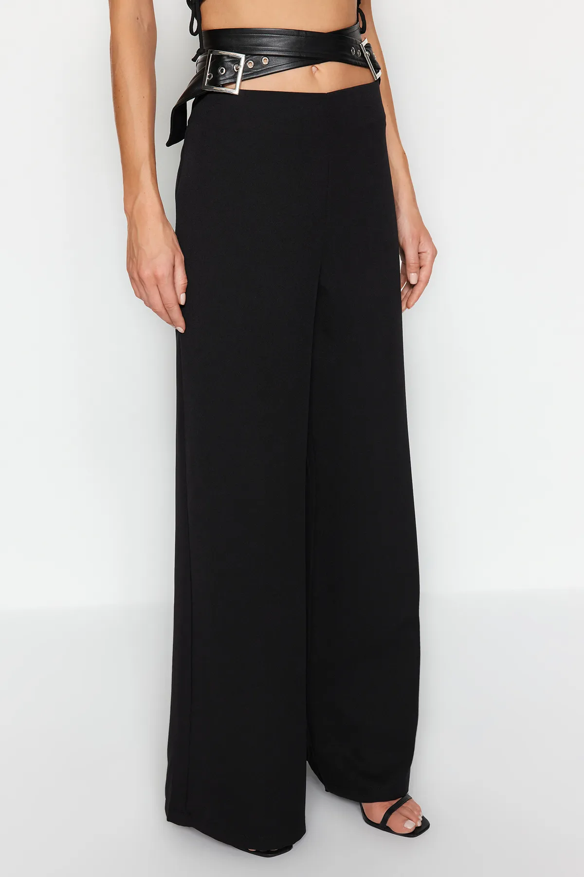 Trendyol Collection  Schwarze Hose mit weitem Bein aus Kunstleder und Gürteldetail TPRAW24PL00006