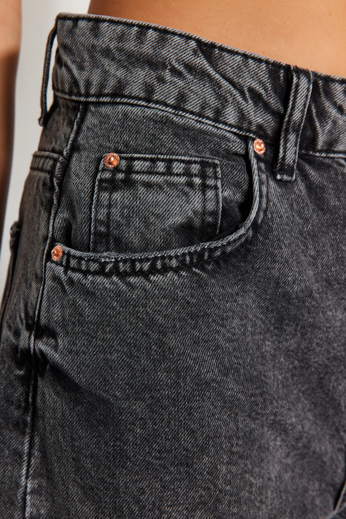 Trendyol Collection  Anthrazitfarbene High-Waist-Jeans mit weitem Bein TWOSS24JE00050