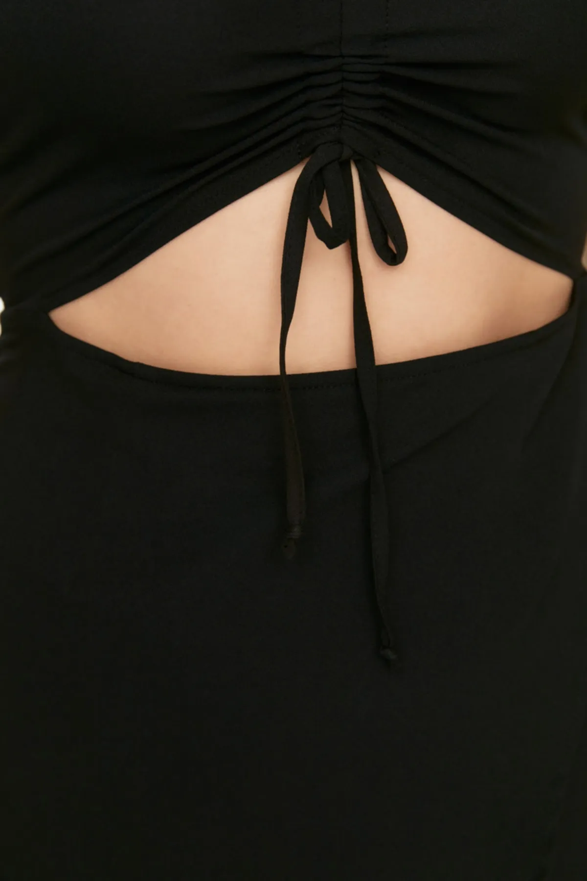 Trendyol Curve  Schwarzes, gewebtes Kleid mit Raffungen und Ausschnitten TBSSS22EL00012
