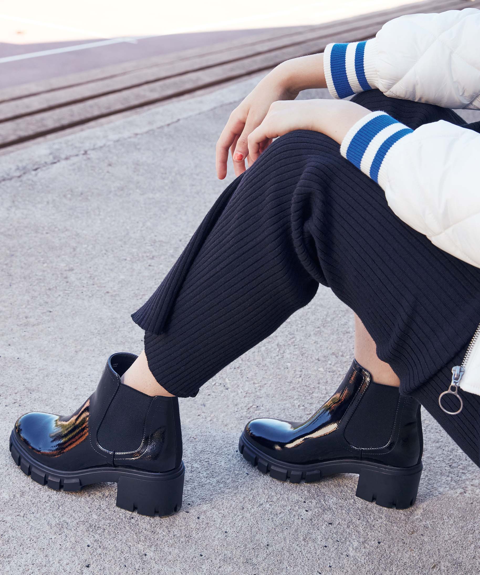 Boots femme à talon carré et semelle crantée dessus verni noir | GEMO