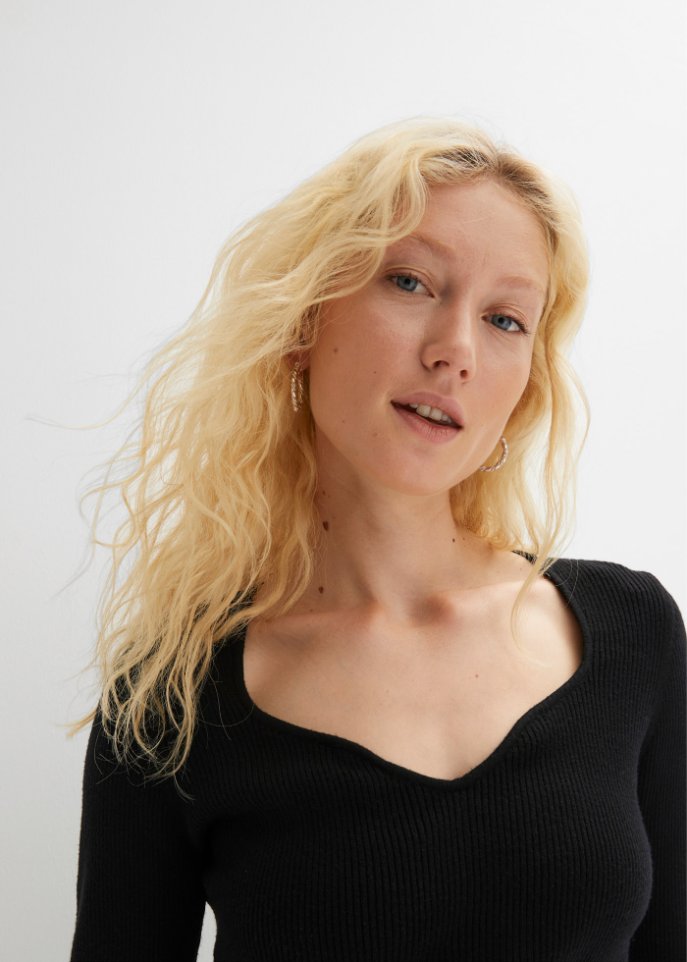 Pullover mit Herzauschnitt