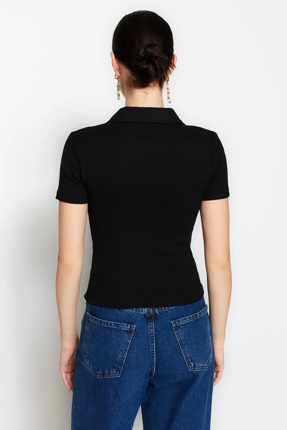 Trendyol Collection  Schwarze, eng anliegende, gerippte, dehnbare Strickbluse mit Reißverschluss und Polokragen TWOSS23BZ00496
