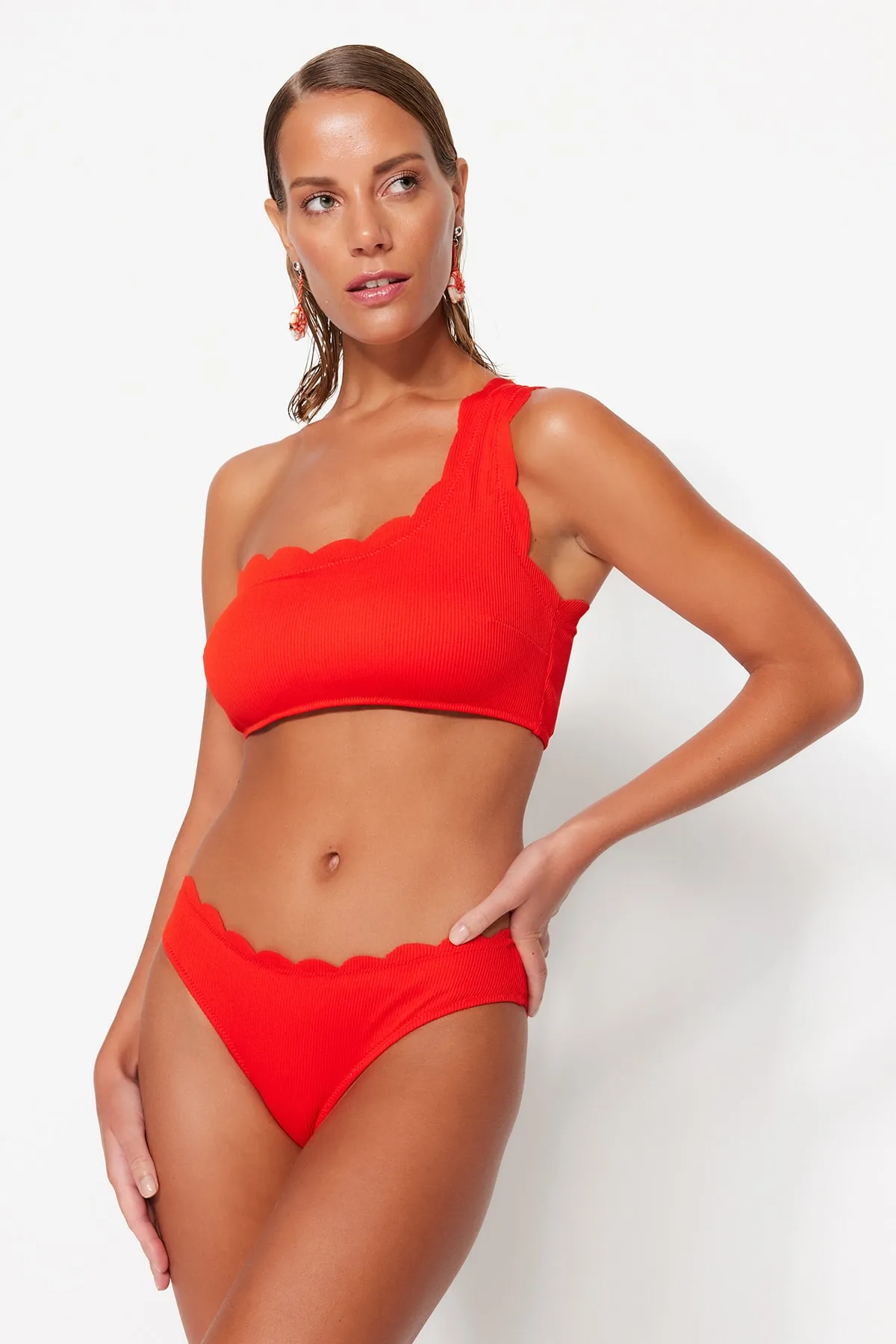 Trendyol Collection  Rote, lasergeschnittene, strukturierte Bikinihose mit normalem Beinausschnitt TBESS23BA00310