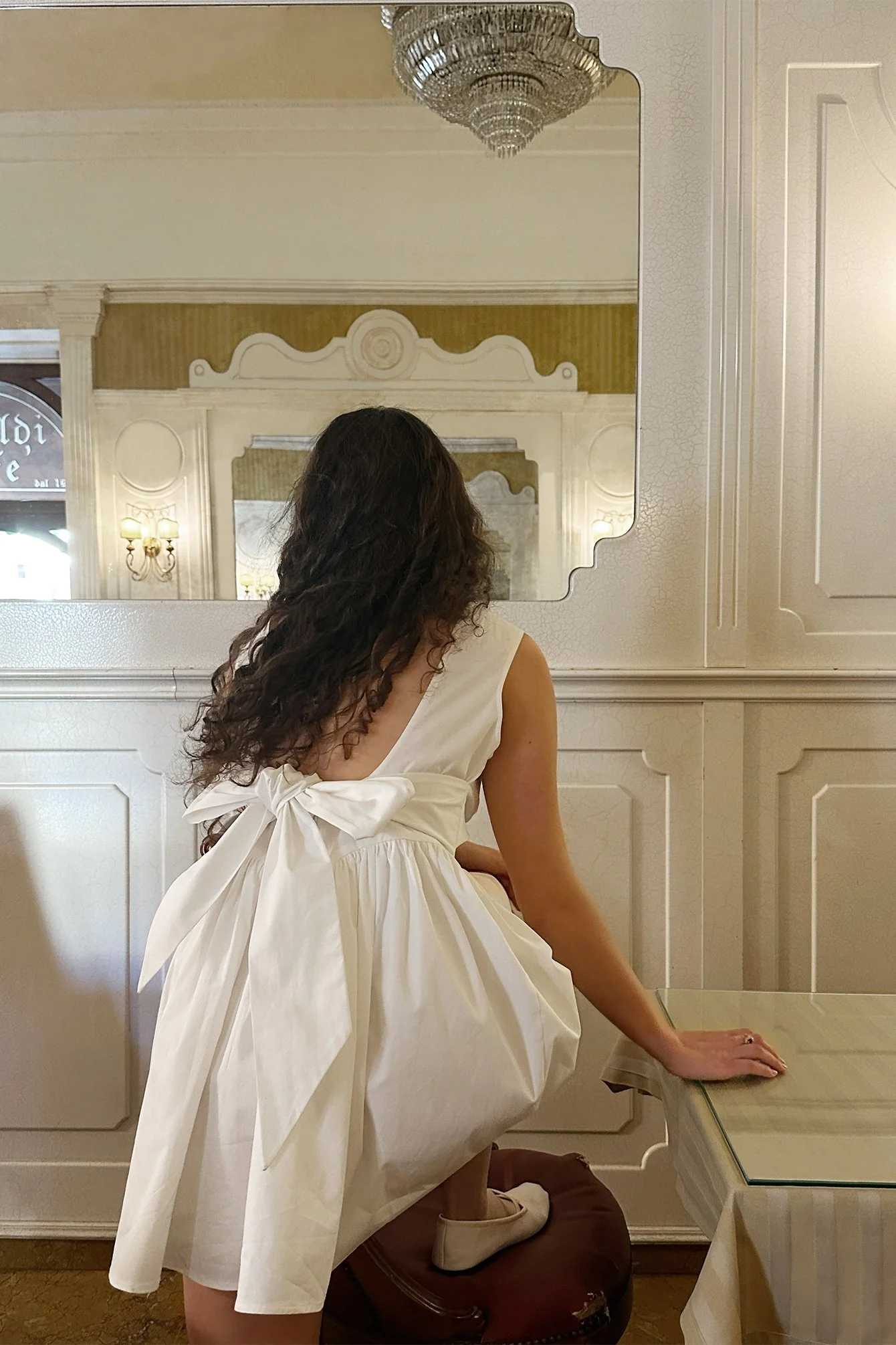 Minikleid mit tiefem Rückenausschnitt und Schleife