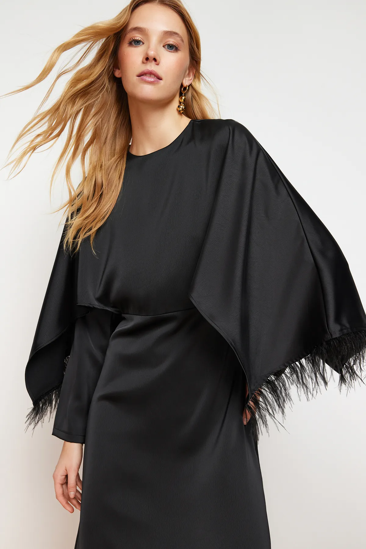 Trendyol Modest  Schwarzes, aus Satin gewebtes Abendkleid mit Manschetten TCTSS24DB00035
