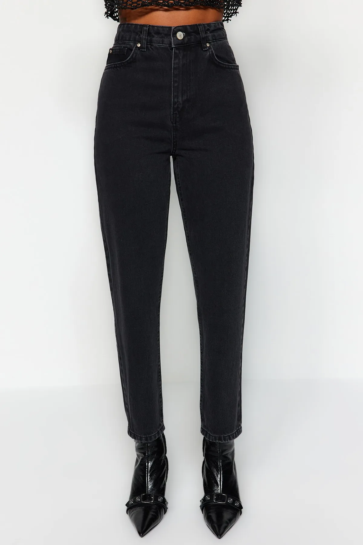 Trendyol Collection  Schwarze High-Bel-Mom-Jeans TWOSS20JE0108