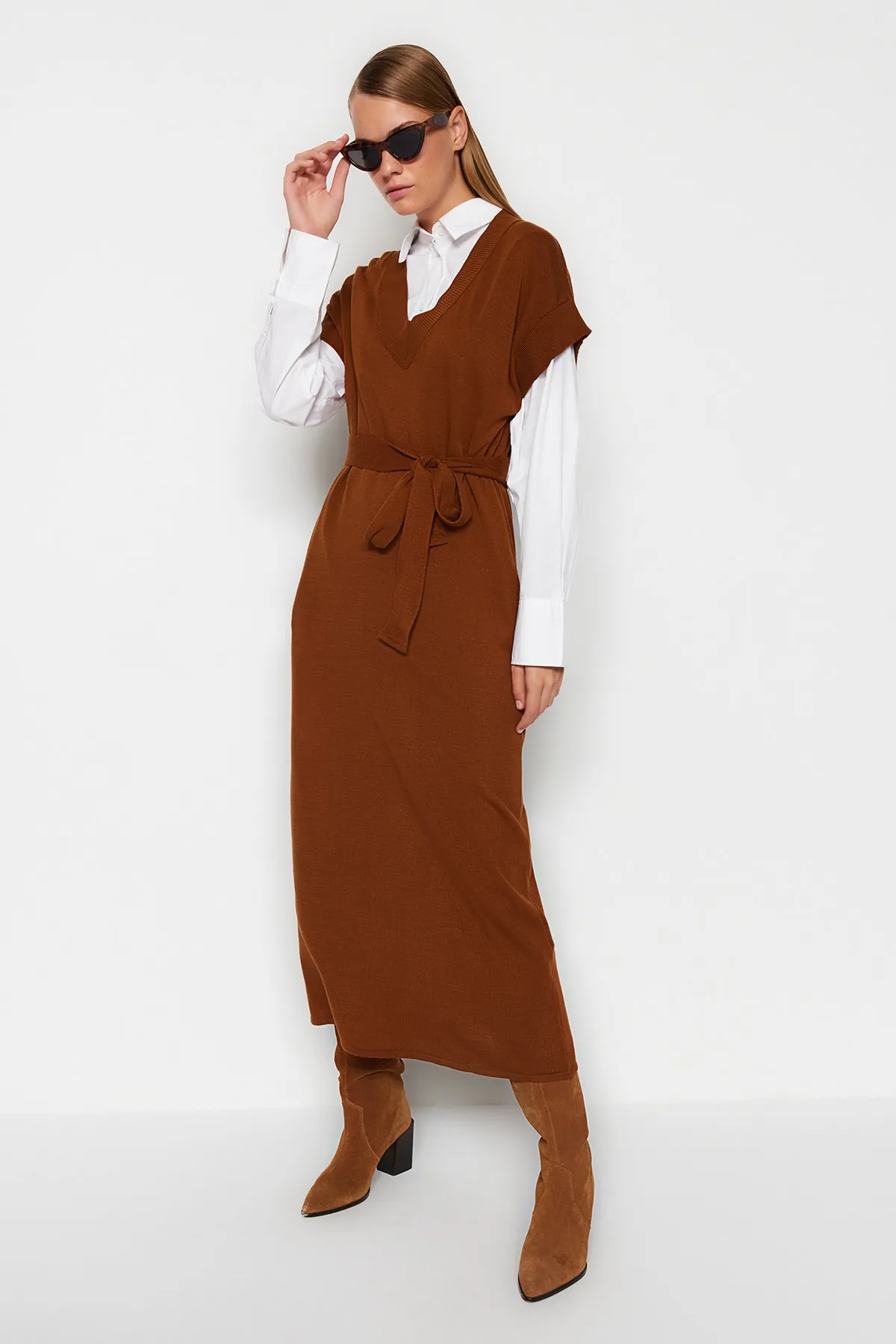 Trendyol Modest  Dunkelbraunes langes Strickpulloverkleid mit Gürtel TCTAW24UV00020