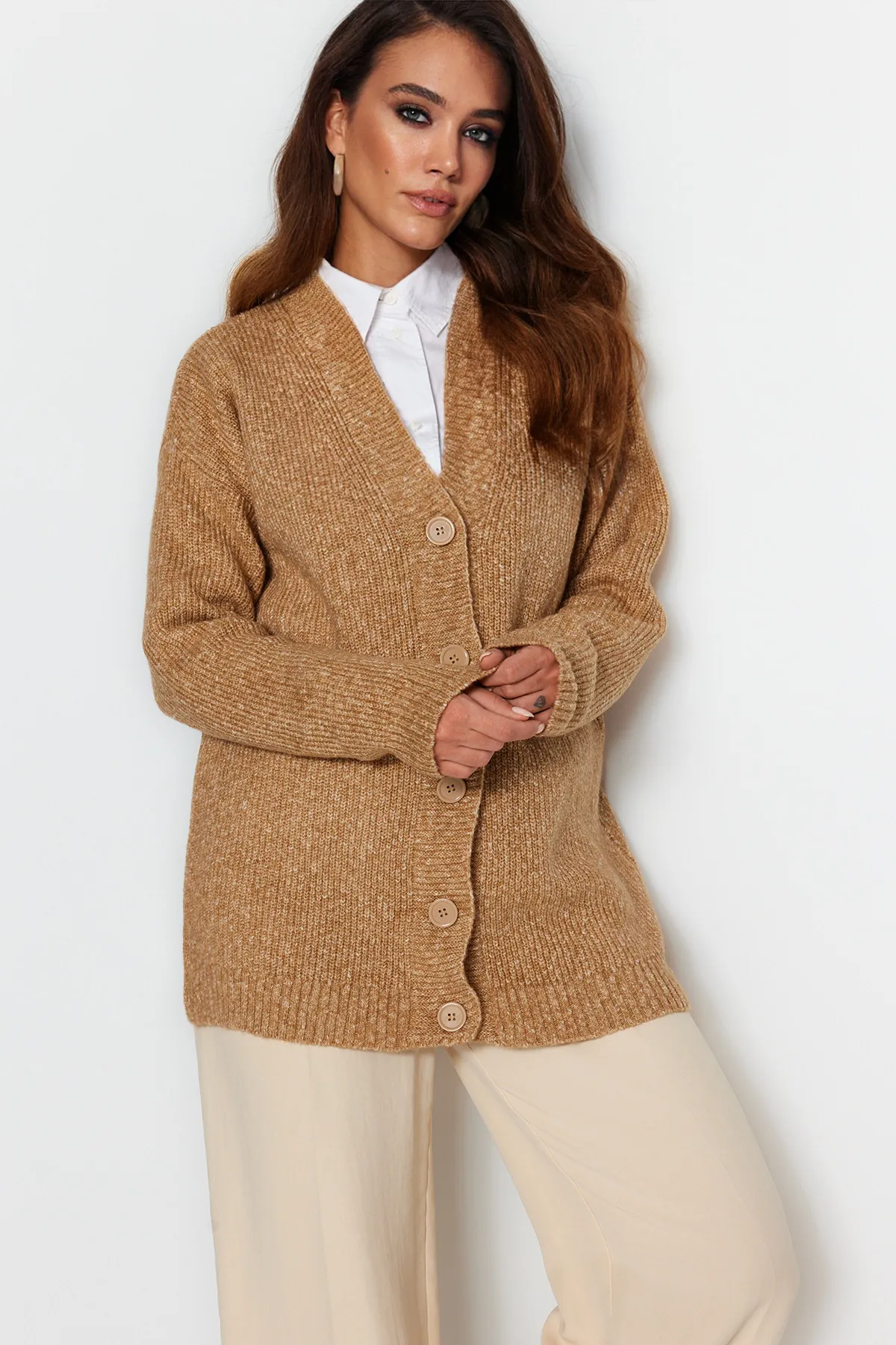 Trendyol Modest  Beigefarbene, geknöpfte Strickjacke aus weichem Strick mit V-Ausschnitt TCTAW22HI0397