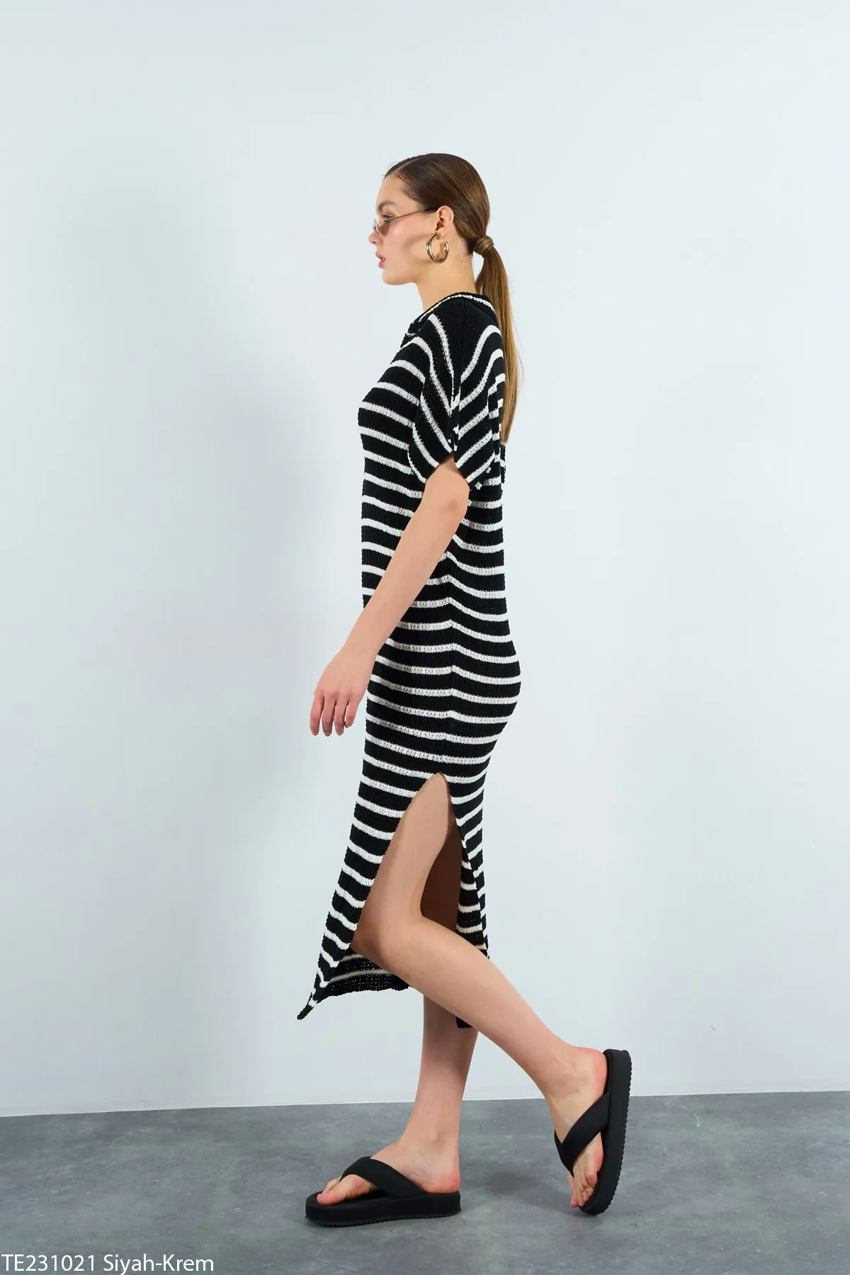 Laluvia  Schwarz-cremefarbenes, gestreiftes Schlitzkleid mit Polokragen