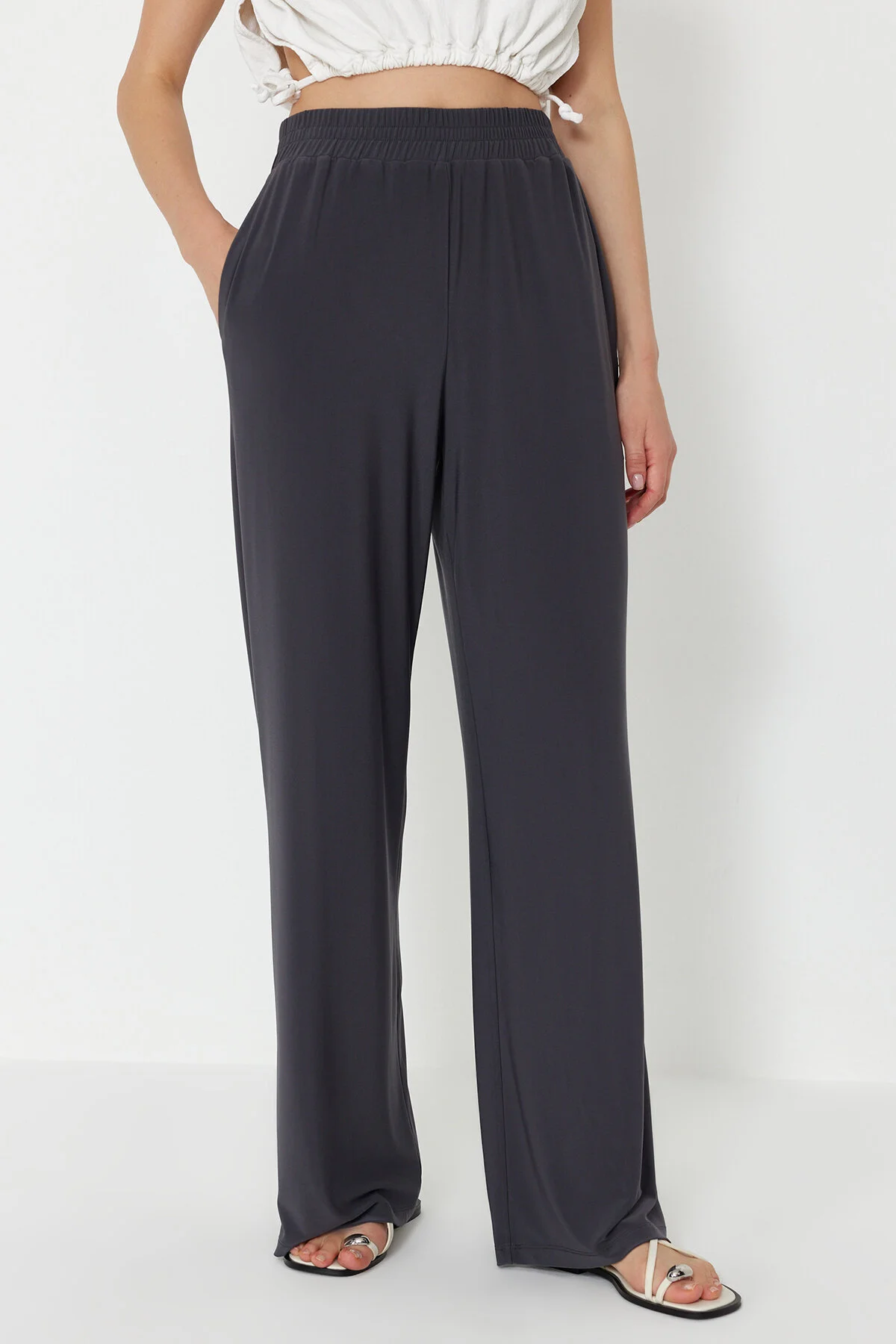 Trendyol Collection  Anthrazitfarbene Hose mit weitem Bein und bequemem Schnitt und hoher Taille, dehnbar, TWOSS23PL00129