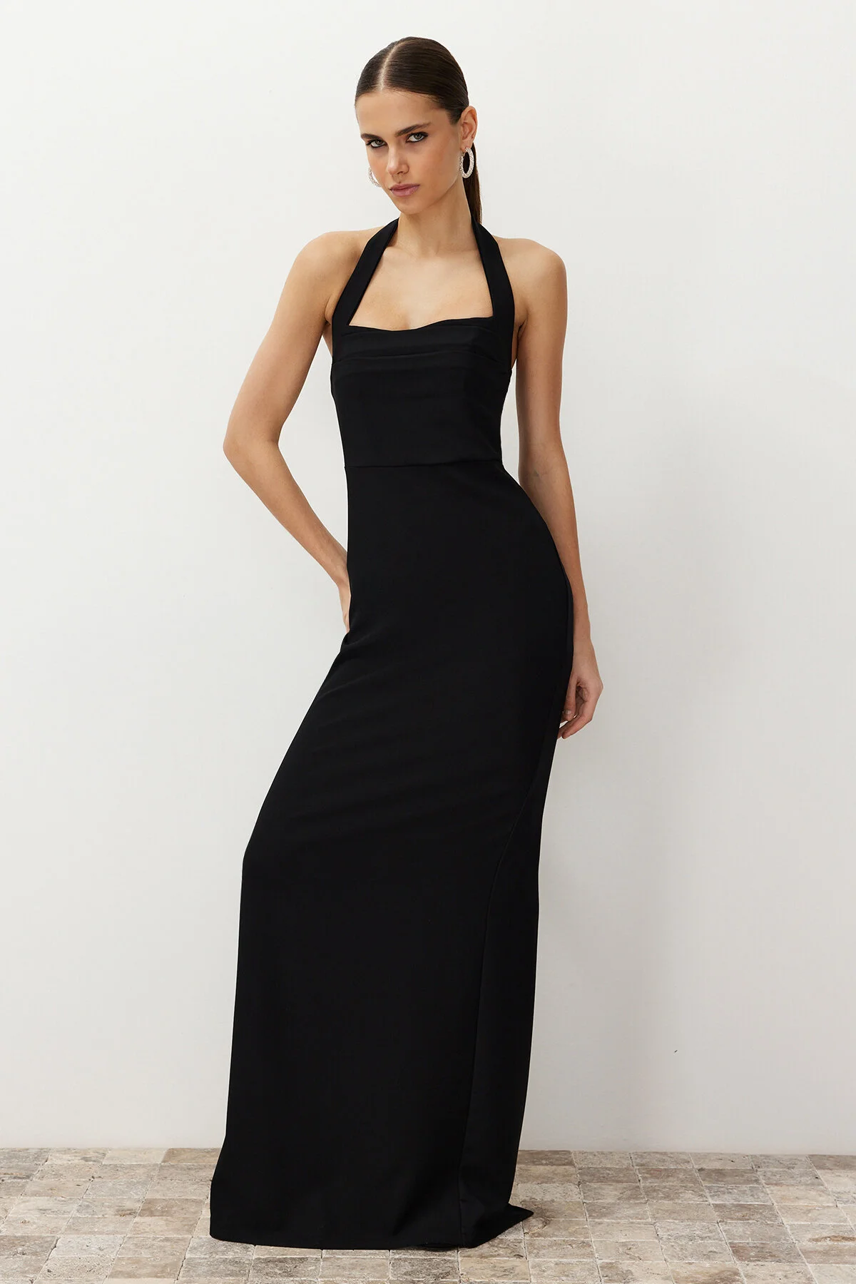 Trendyol Collection  Schwarzes, figurbetontes, gewebtes langes Abendkleid mit Degaje-Kragen TPRSS24AE00083