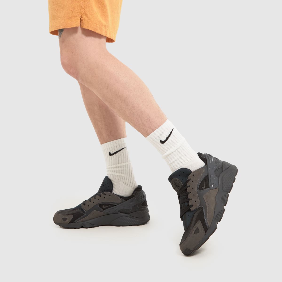 Športni copati Nike Huarache Runner v rjavi in črni barvi