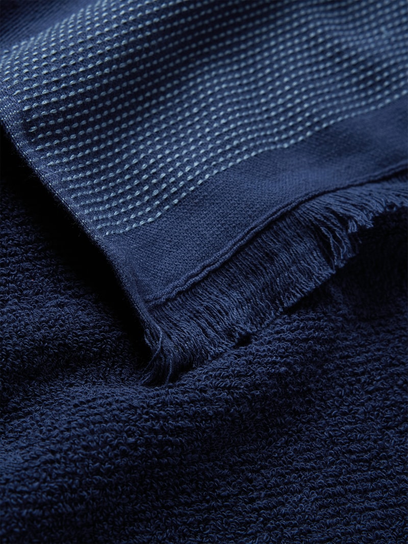 Handtuch mit Label-Print in dunkelblau