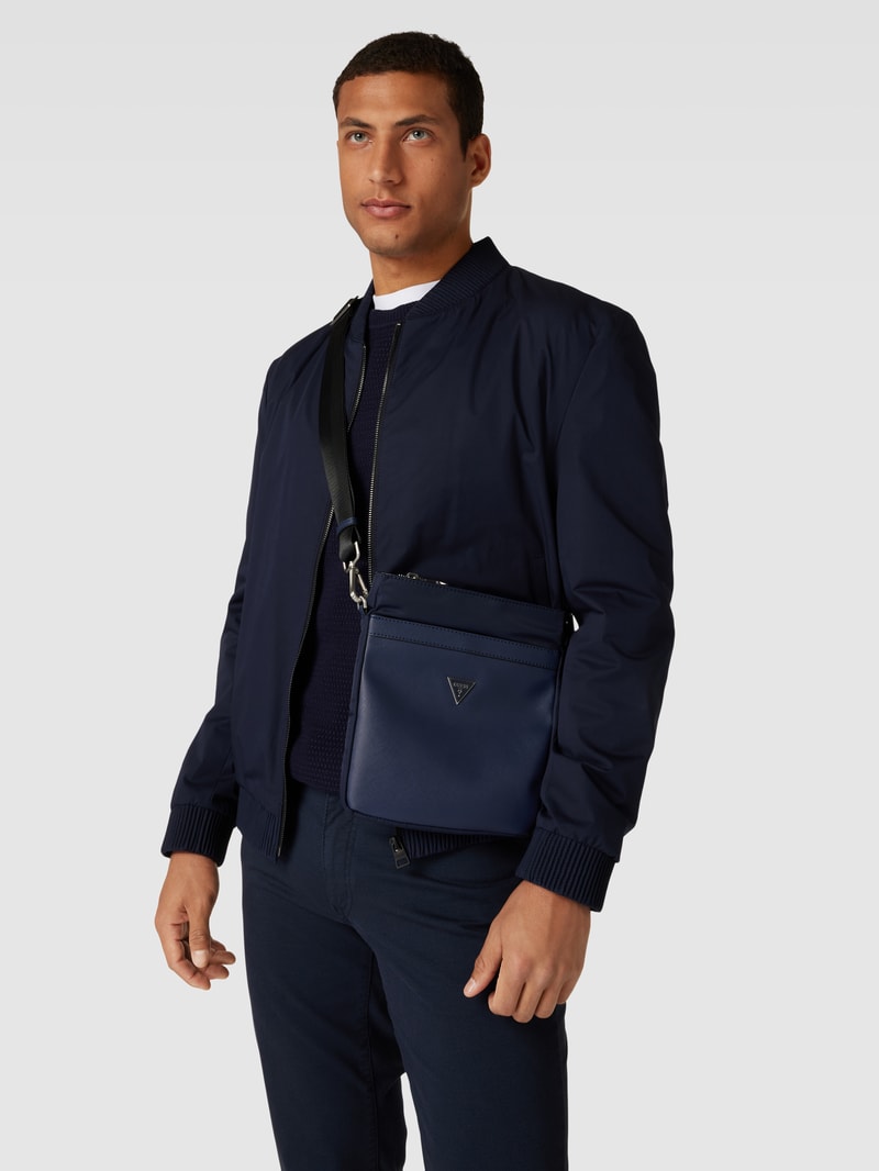 Umhängetasche mit Label-Applikation in dunkelblau