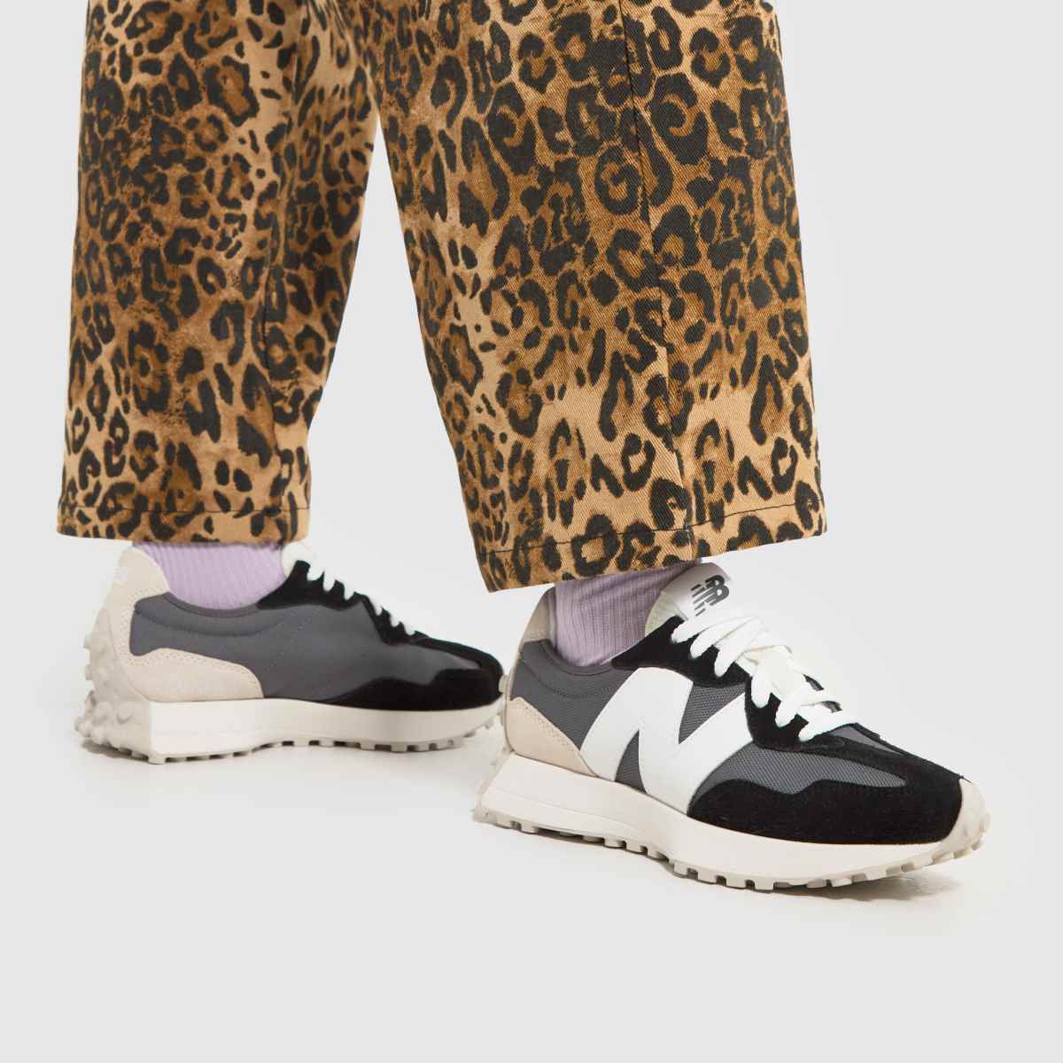 New Balance 327 cipők fekete és fehér színben