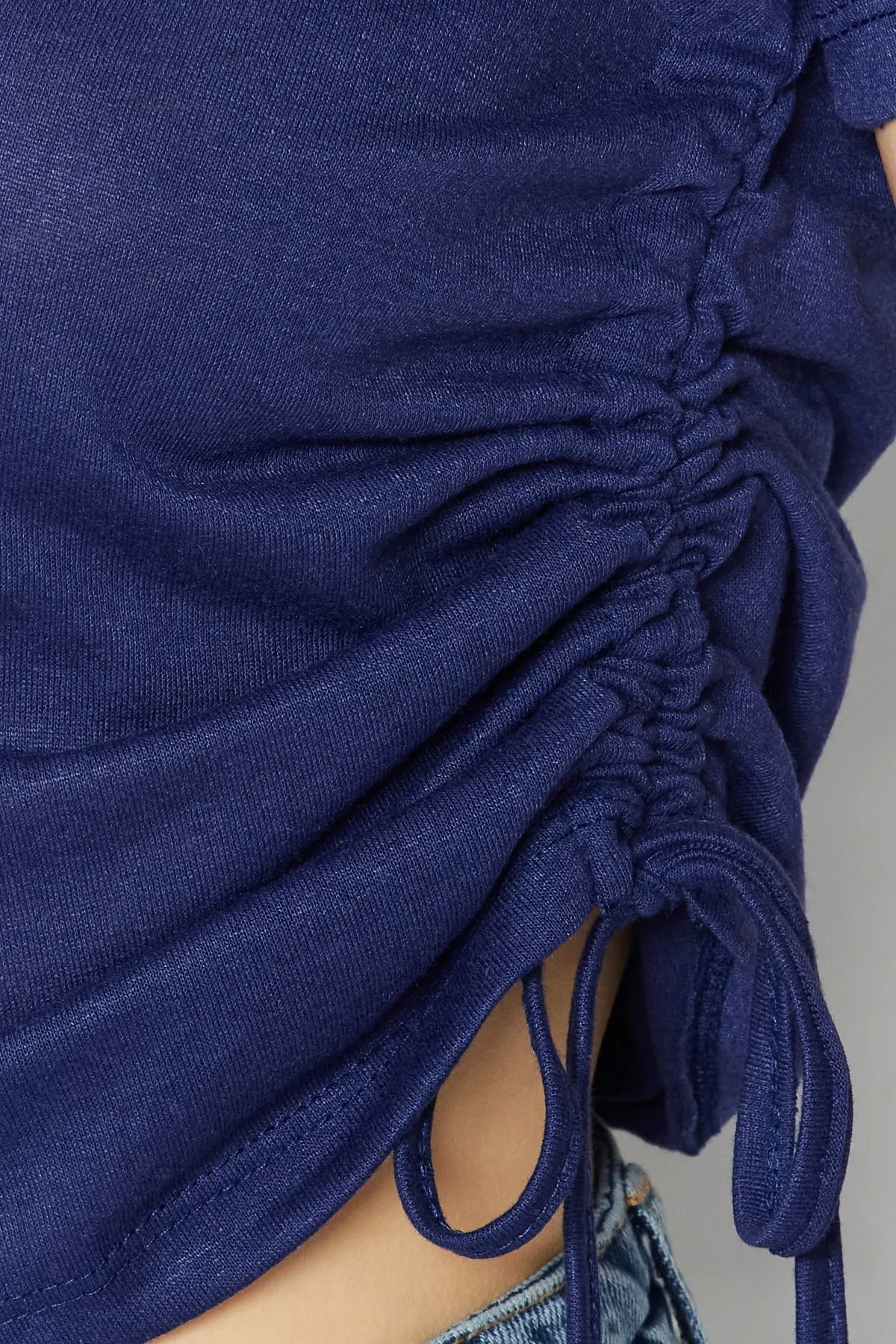 Trendyol Collection  Marineblaues, gerafftes Basic-Strick-T-Shirt aus 100 % Baumwolle mit Rundhalsausschnitt TWOSS21TS0131