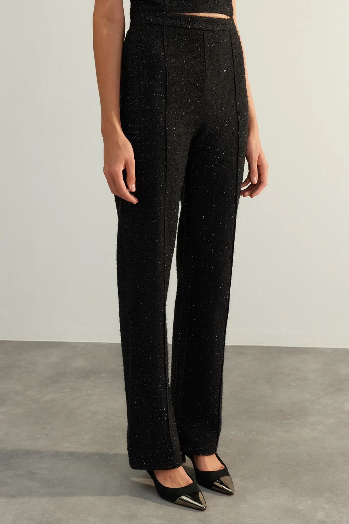 Trendyol Collection  Schwarze, gerade geschnittene, hochwertige Lurex-Hose mit Vorfachgewebe zum Aufbügeln in Schwarz TWOAW24PL00299