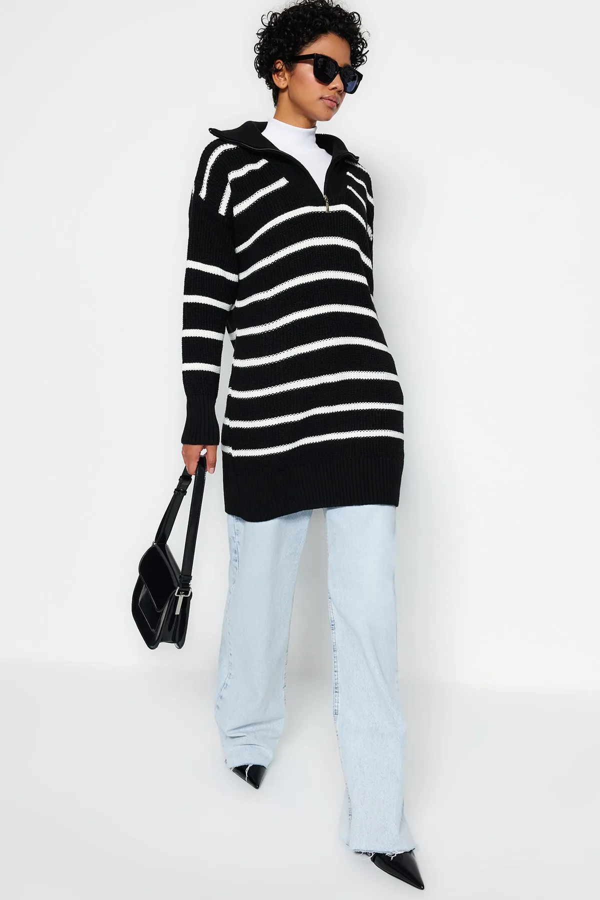 Trendyol Modest  Schwarzer Strickpullover mit gestreiftem Kragen und Reißverschluss TCTAW24AK00037