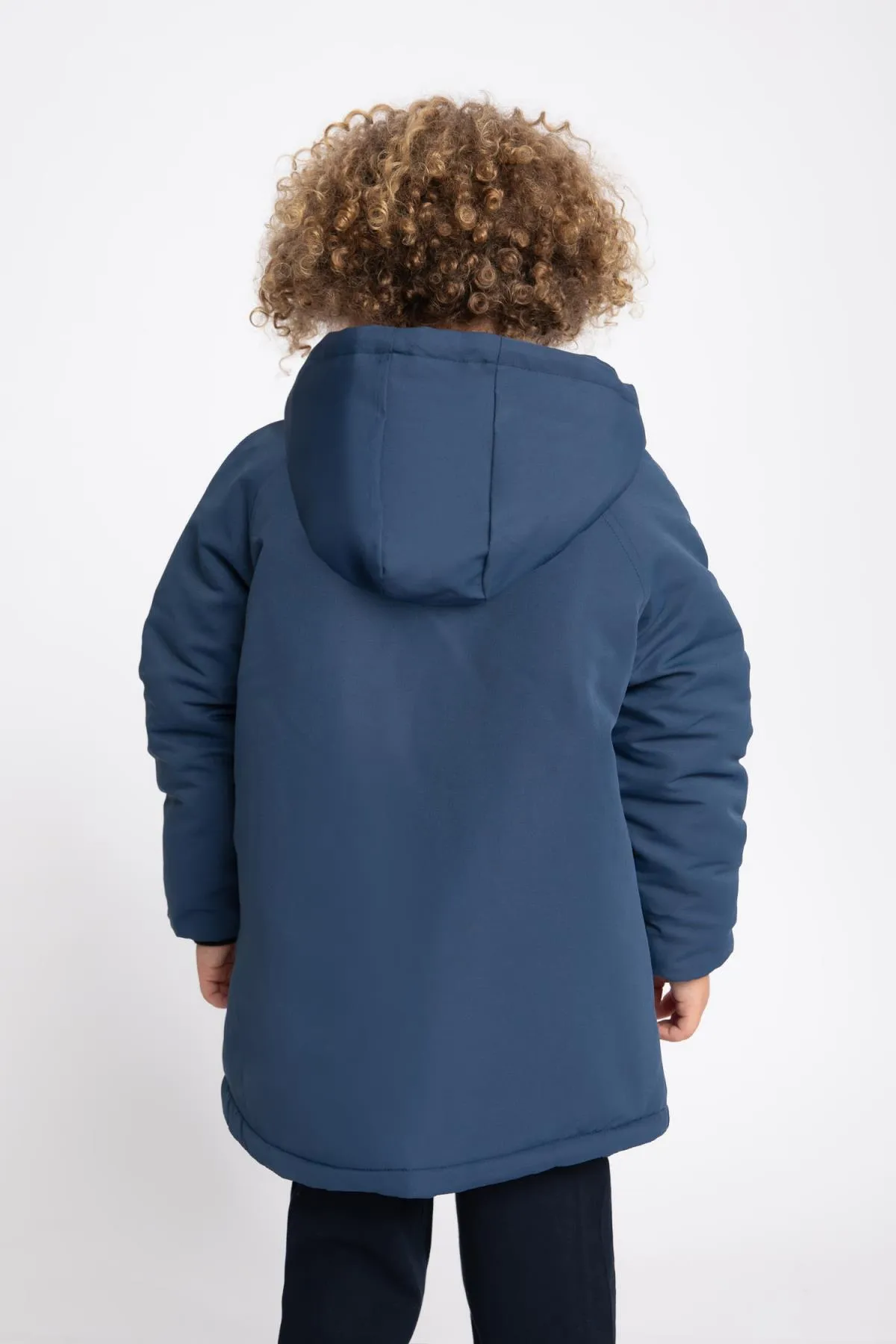 DeFacto  Wasserabweisender, mit Reflektoren bedruckter, mit Kapuze und Fleece gefütterter Mantel für Jungen A2263a823wn