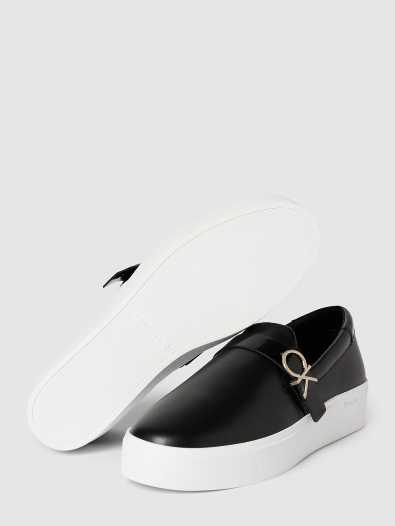 Slip-on-Sneaker aus Leder in schwarz