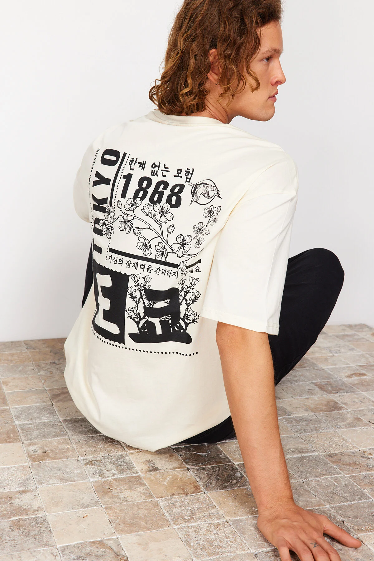 Trendyol Collection  Stone Oversize/Weit geschnittenes, kurzärmliges T-Shirt aus 100 % Baumwolle mit Fernost-Print TMNSS23TS00170