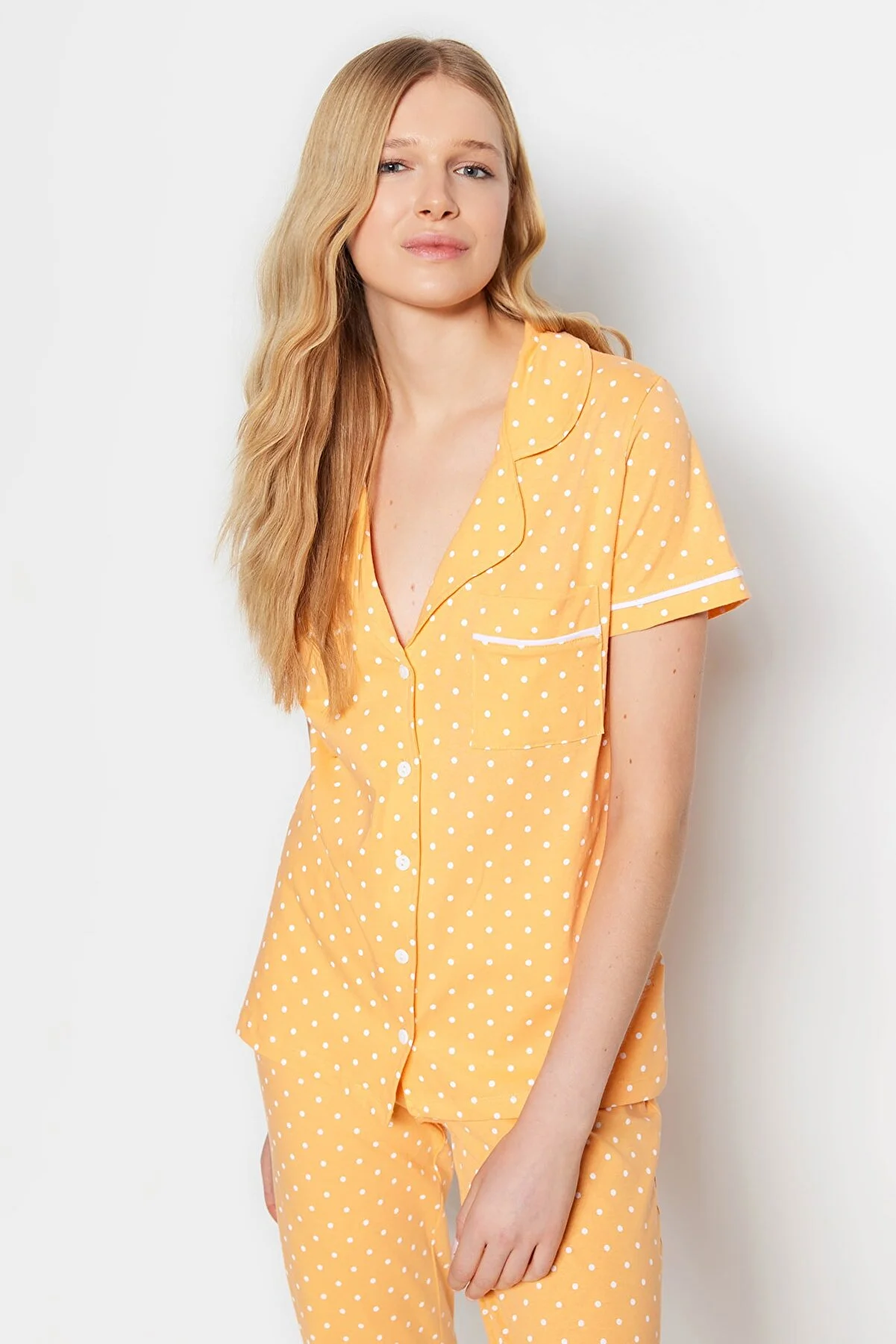 Trendyol Collection  Pfirsichfarbenes Strick-Pyjama-Set aus 100 % Baumwolle mit Paspelierung, gepunktetem Hemd und Hose THMSS20PT0304