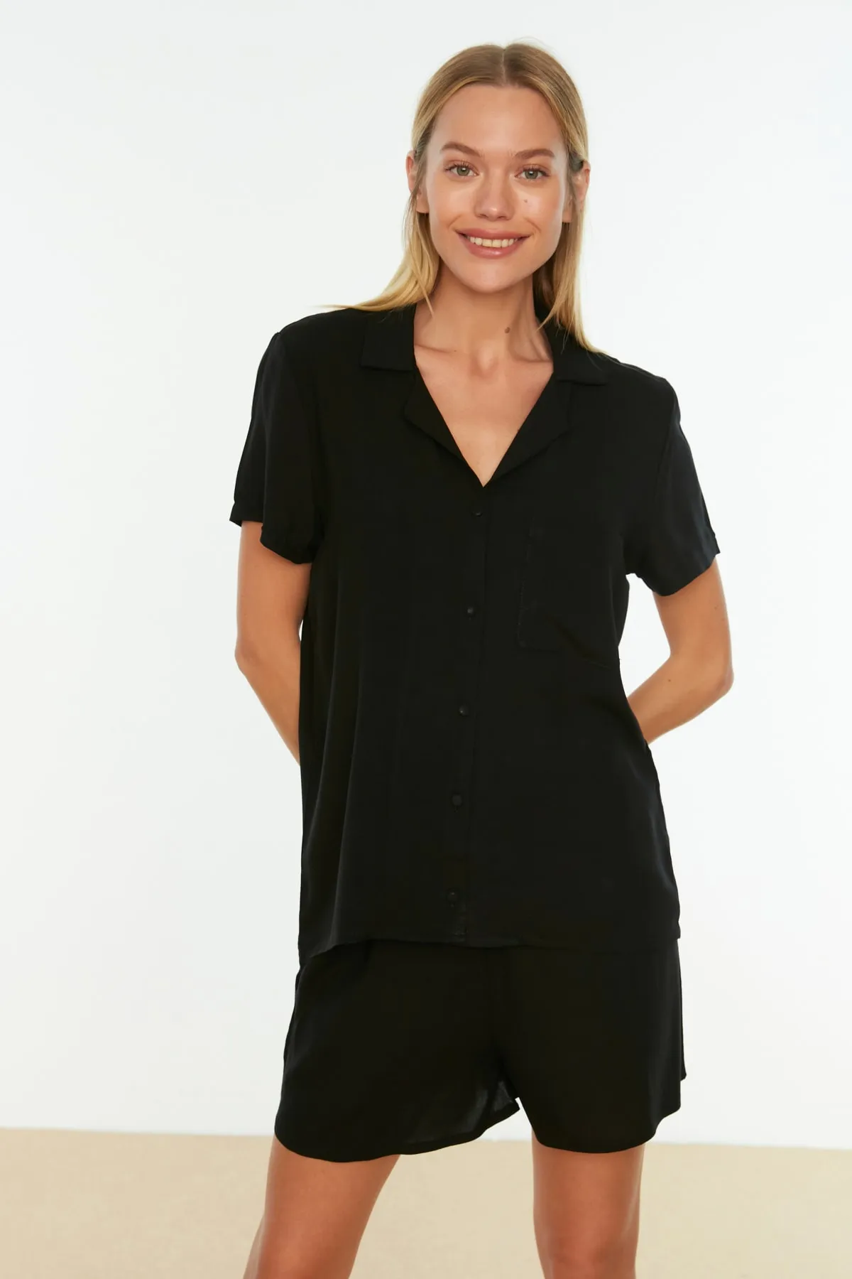 Trendyol Collection  Schwarzes, gewebtes Pyjama-Set aus Hemd und Shorts aus Viskose THMSS19PT0004