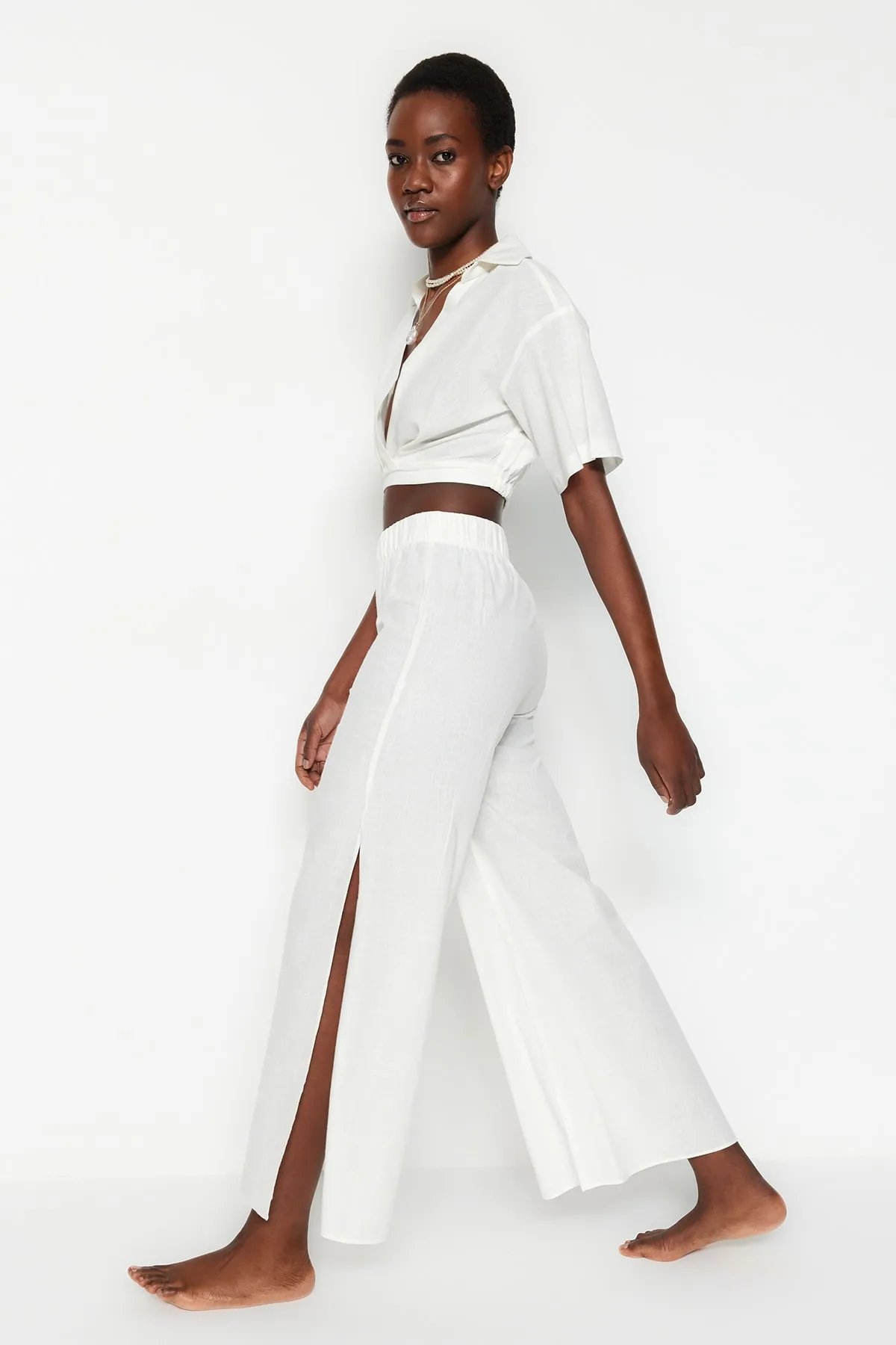 Trendyol Collection  Ecru gewebte Hose mit Schlitz aus 100 % Baumwolle TBESS21PL0493